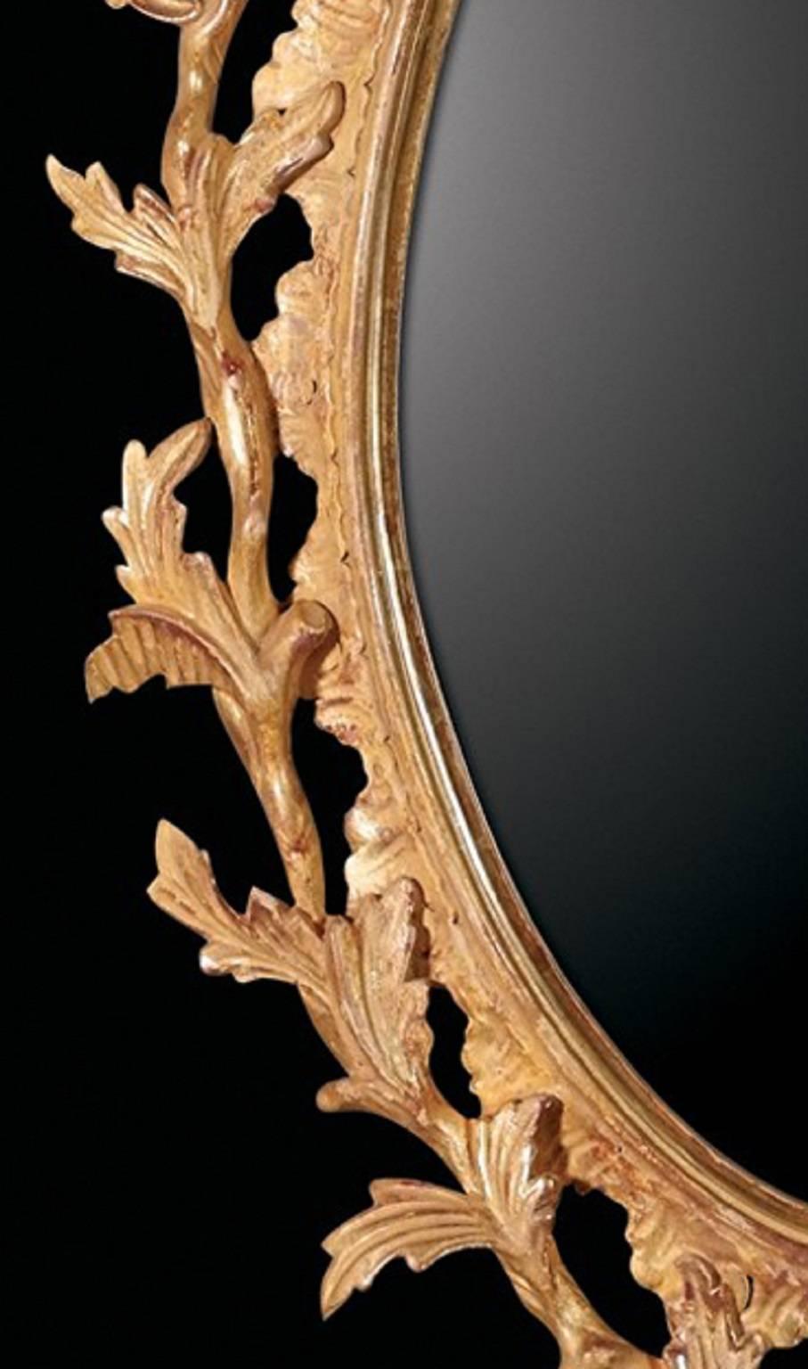 Pareja de pequeños espejos ovalados Chippendale a la manera de Thomas Chippendale Inglés en venta