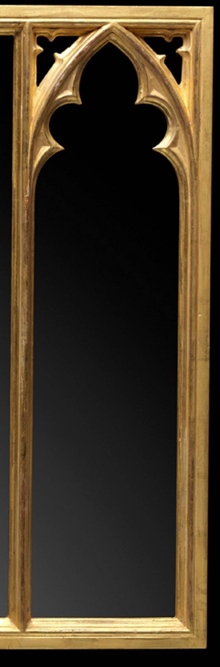 Miroir trumeau rectangulaire en bois doré sculpté, de style gothique à trois plaques, inspiré du style et de la décoration de la Long Gallery de Strawberry Hill.

Nous travaillons actuellement avec un délai d'exécution de 30 à 36 semaines.