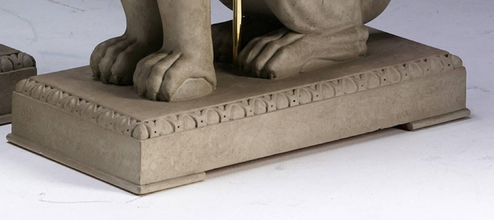 Une lampe de table en bois sculpté de style Régence anglaise, à la manière de Charles Heathcote Tatham. Ce griffon sculpté assis, qui est également un symbole héraldique de vigilance et de courage, repose sur une plinthe moulée en forme d'œuf et de