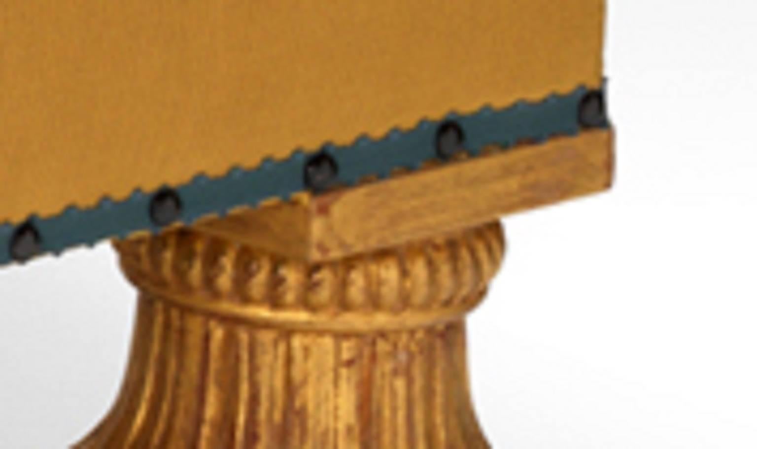 Ein geschnitzter Hocker aus vergoldetem Holz im Regency-Design, der von vier eleganten Ananasfüßen getragen wird. Gepolstert mit dem Material des Kunden.

Kann auch als Couchtisch oder als Hocker für das Schlafzimmer verwendet werden.

Dieser