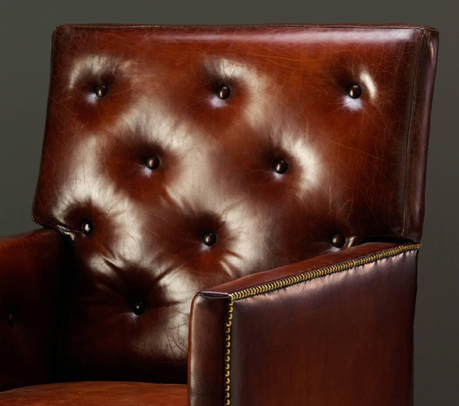 Une élégante chaise de bibliothèque en acajou de style George III, avec des roulettes en laiton. 

Le prix indiqué est pour une chaise tapissée dans le matériel du client. 

Représenté tapissé en cuir vieilli et teint à la main, ce qui coûterait 1