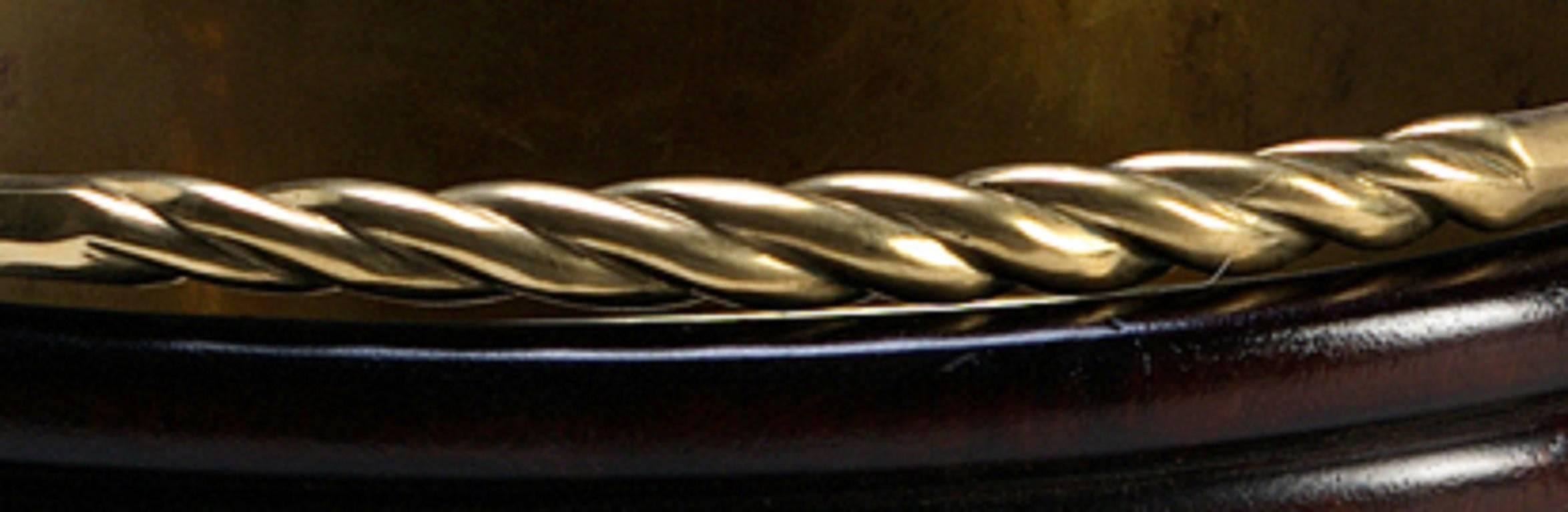 Ein Paar georgianische, messinggebundene Mahagoni-Torfeimer, spiralförmig geschnitzt mit einem eingefügten Muschelmotiv, Drehgriff mit Messingschlaufe und Messingeinlage.

Kann auch als Abfalleimer oder Eiskübel verwendet werden.

Wir arbeiten