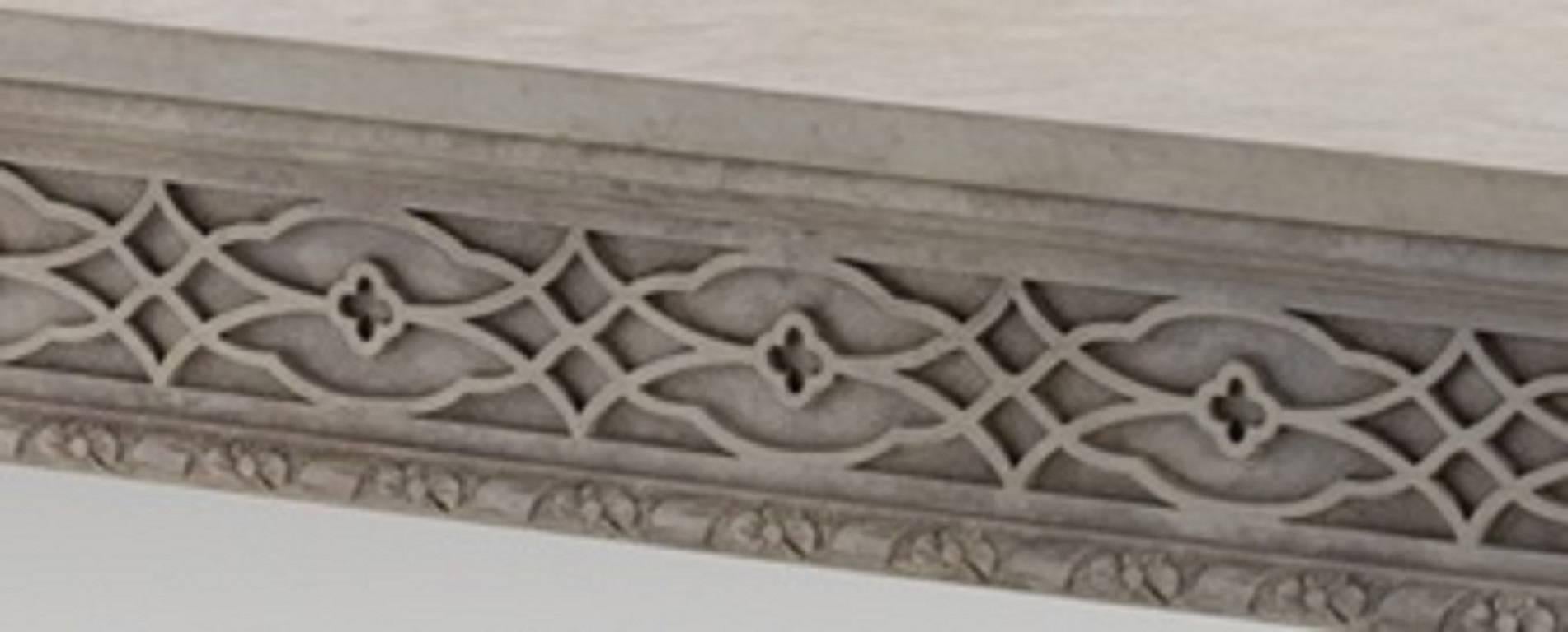 Une belle table de bibliothèque d'inspiration Thomas Chippendale avec trois tiroirs dissimulés dans la frise des deux côtés. Finition en pierre à peinture vieillie. Peut être fabriqué à vos dimensions sur mesure. Cet article est fabriqué sur