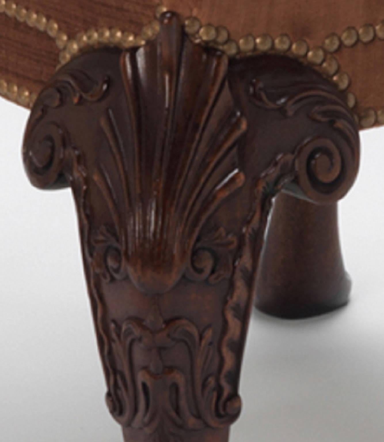 Ein Satz von 12 feinen George II Design Bankett Stuhl mit klassischen Rake auf den Rücken auf Akanthus und Muschel geschnitzt Beine in einem geschnitzten haarigen Klaue Fuß beendet.
Diese Stühle werden auf Bestellung gefertigt und mit dem vom Kunden