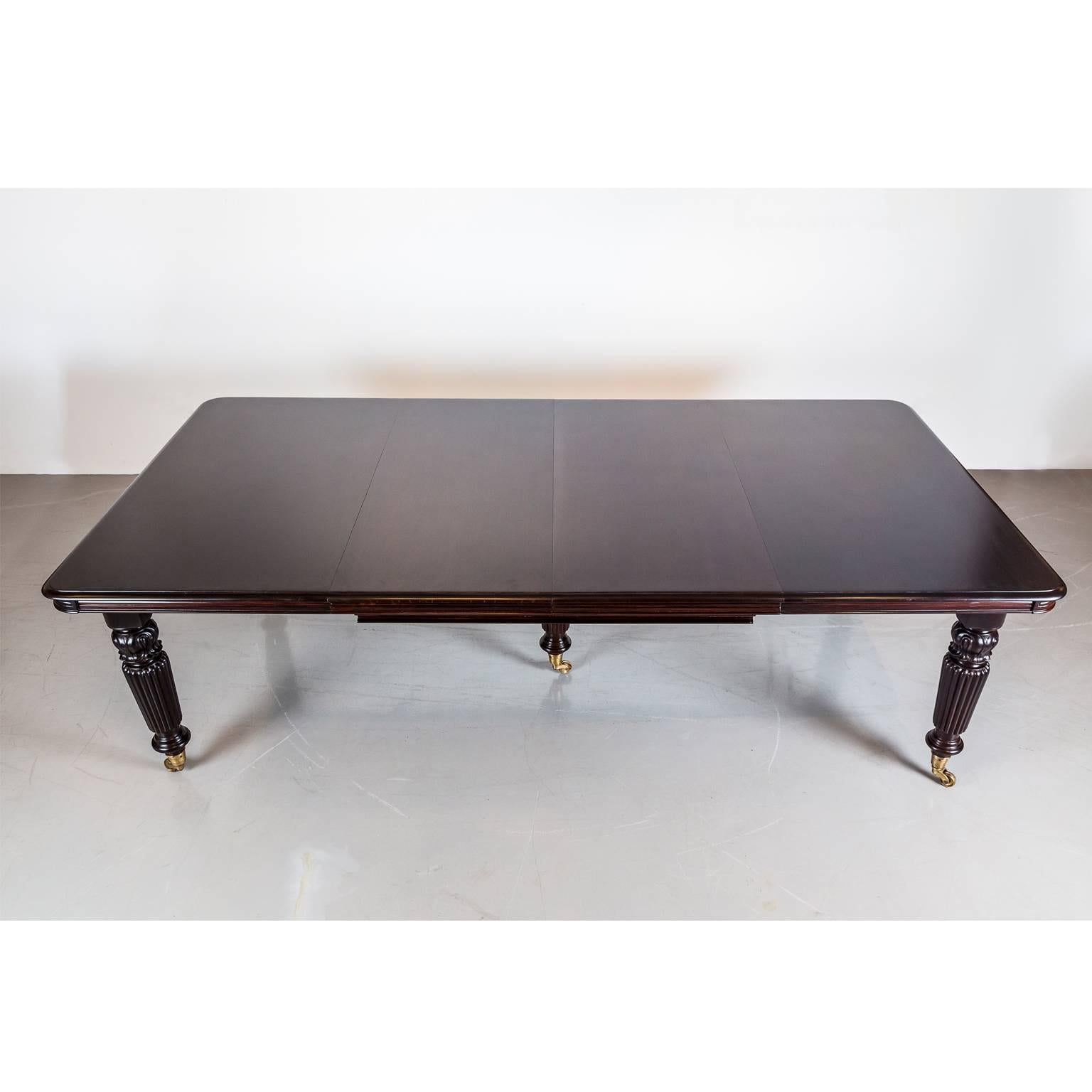 Antique Anglo-Indian Rosewood Extending Dining Table In Excellent Condition For Sale In Singapore, SG