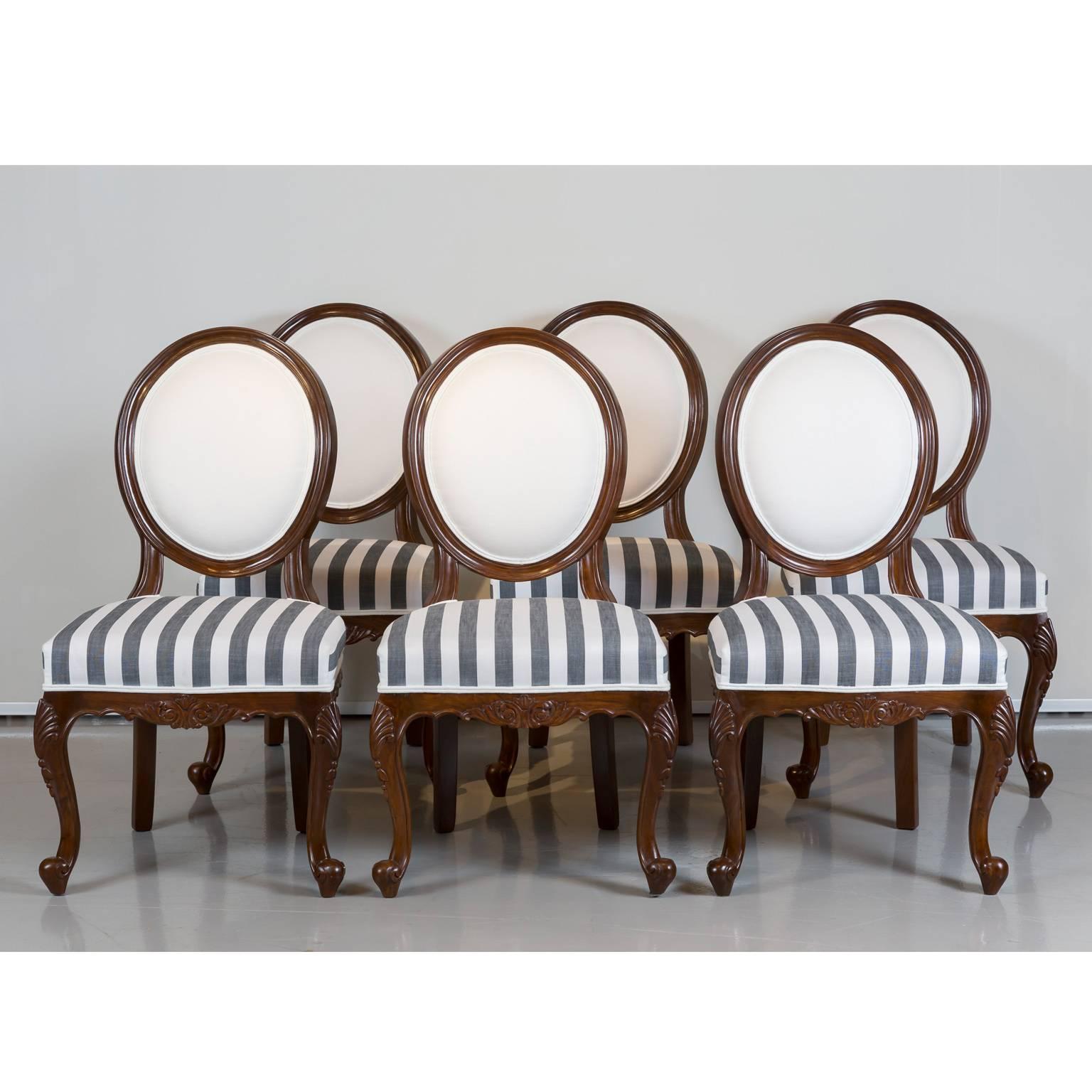 Antique Anglo-Indian Teak Wood Dining Table with Eight Chairs In Excellent Condition For Sale In Singapore, SG