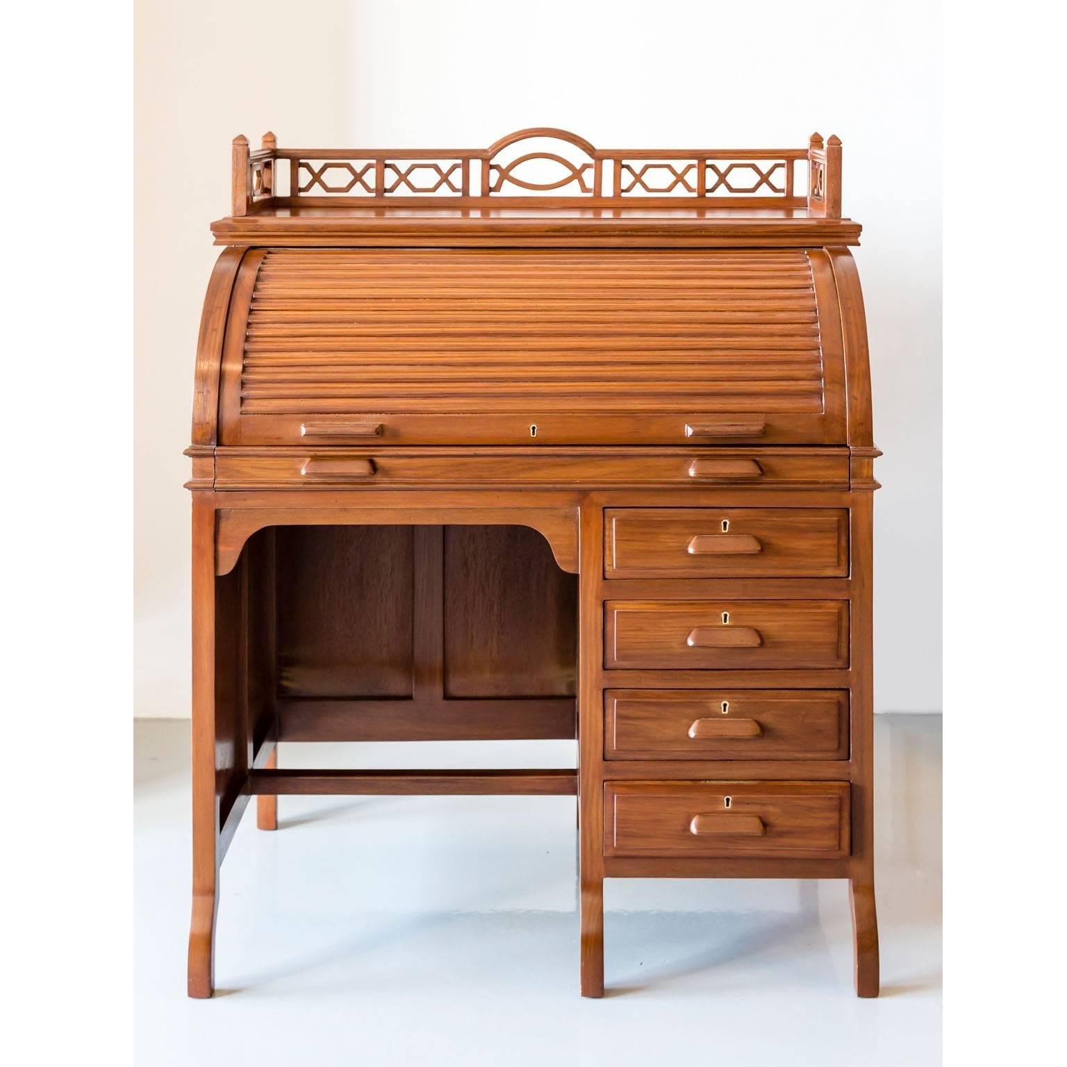 Antique Anglo-Indian or British Colonial Teak Wood Cylinder Desk In Excellent Condition In Singapore, SG