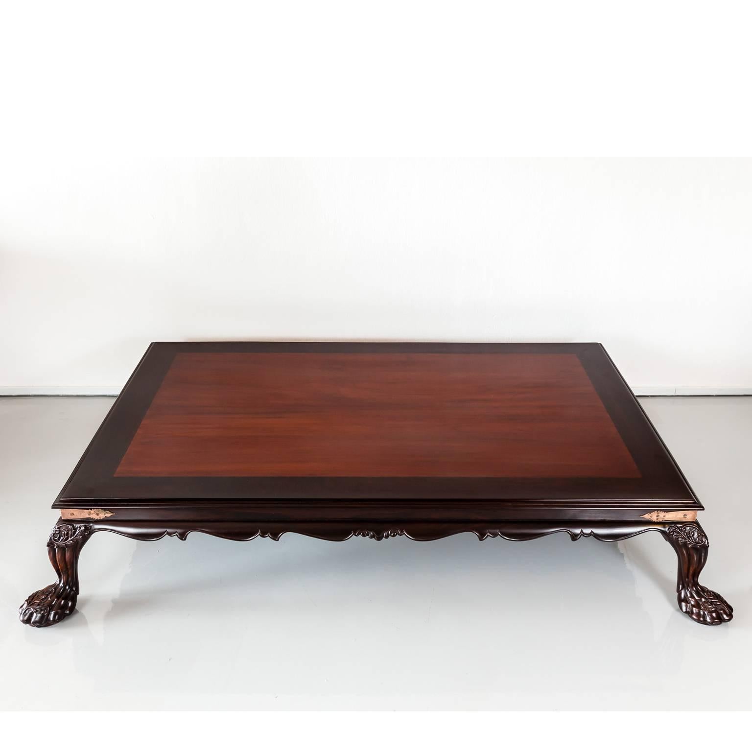 An impressive British Colonial rectangular rosewood coffee table with a nicely contrasting mahogany top. The apron on all four sides is serpentine shaped.
The table is supported on four cabriole legs, the knees carved with acanthus, terminating in