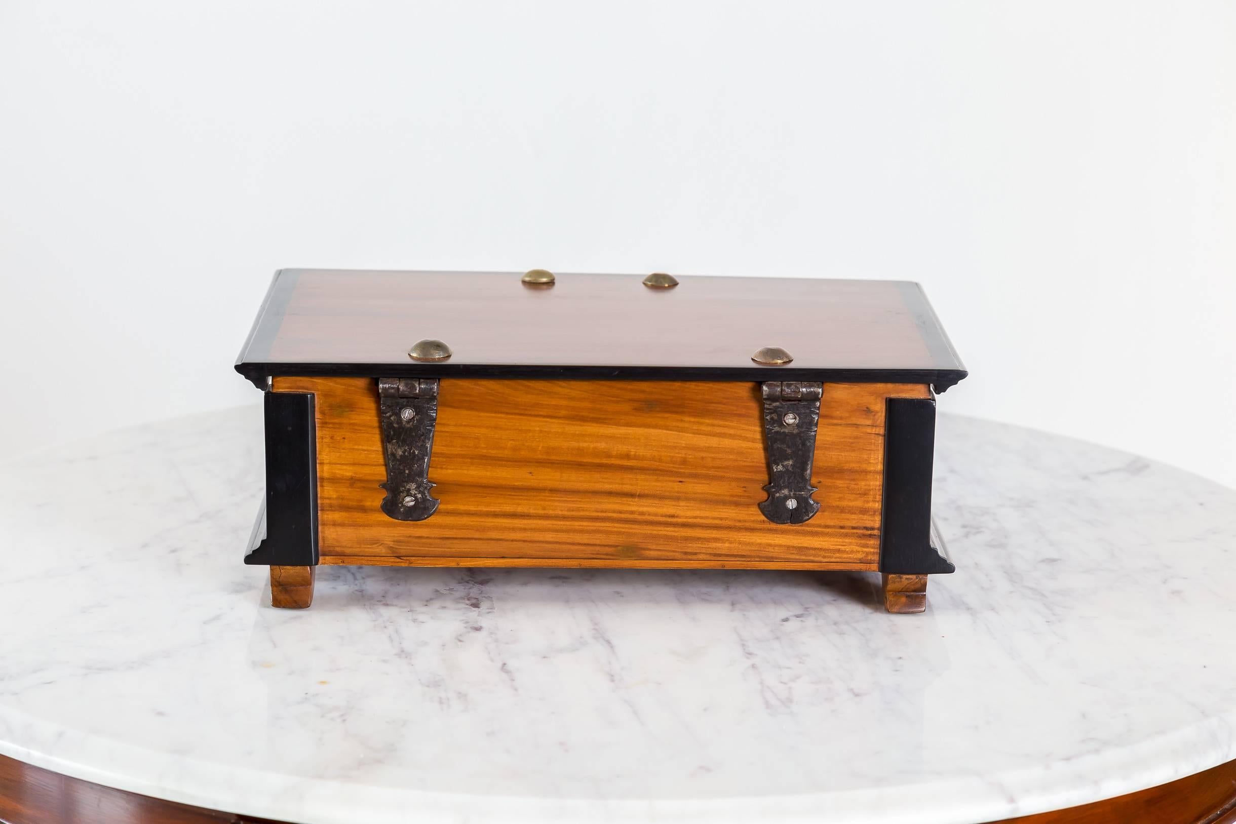 Antique Indo-Dutch or Dutch Colonial Satinwood and Ebony box In Good Condition For Sale In Singapore, SG