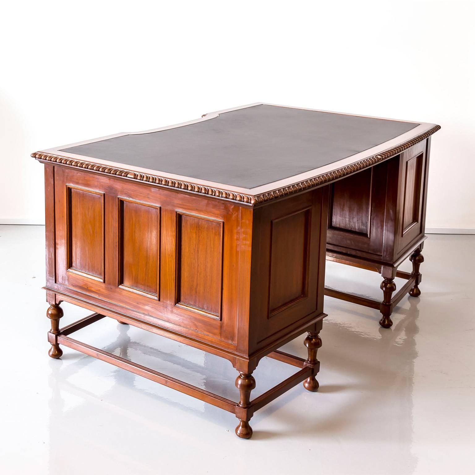 Antique Anglo-Indian or British Colonial Teak Wood Desk In Good Condition For Sale In Singapore, SG