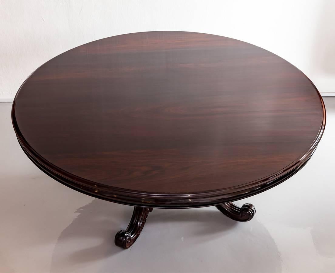 Antique Anglo-Indian or British Colonial Rosewood Round Dining Table In Good Condition For Sale In Singapore, SG