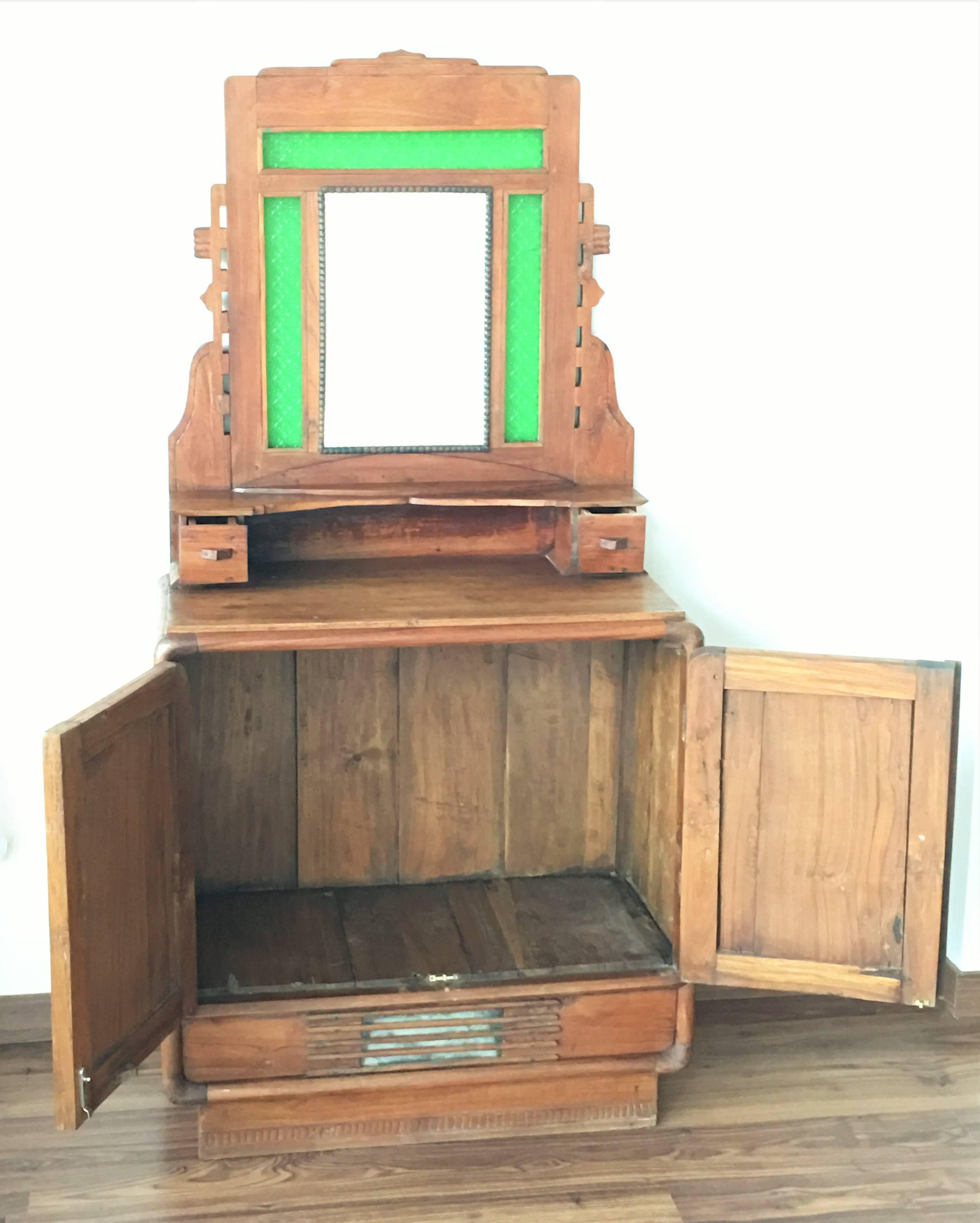 Sideboard mit Spiegel und original grünem Glas.
