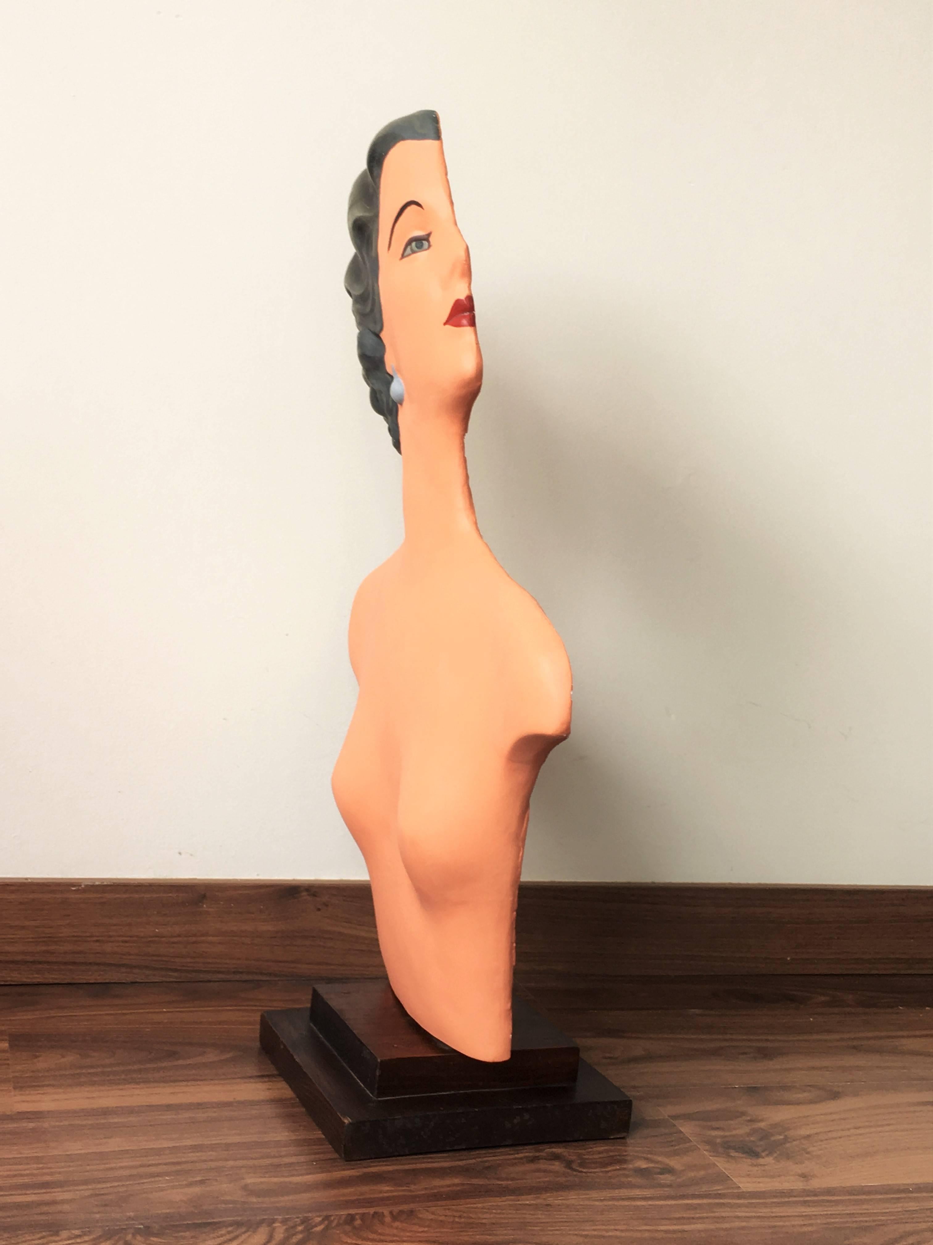 Buste en plâtre Art Déco. Mannequin.
Ils appartenaient à un designer espagnol qui les a restaurés.

L'article se trouve dans notre entrepôt en Europe.