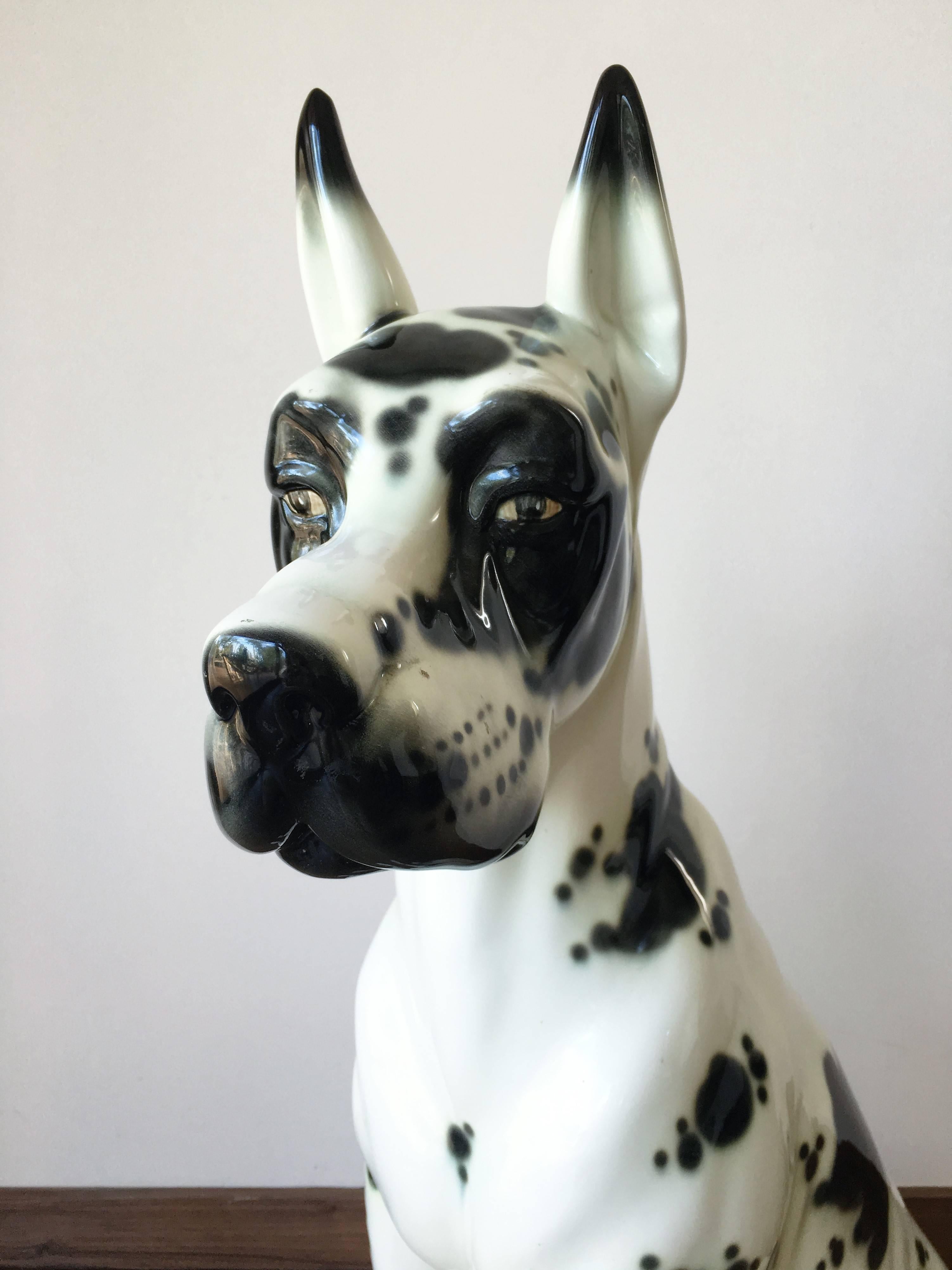 Moderne Sculpture de chien grandeur nature en céramique espagnole du 20ème siècle signée par Hispania
