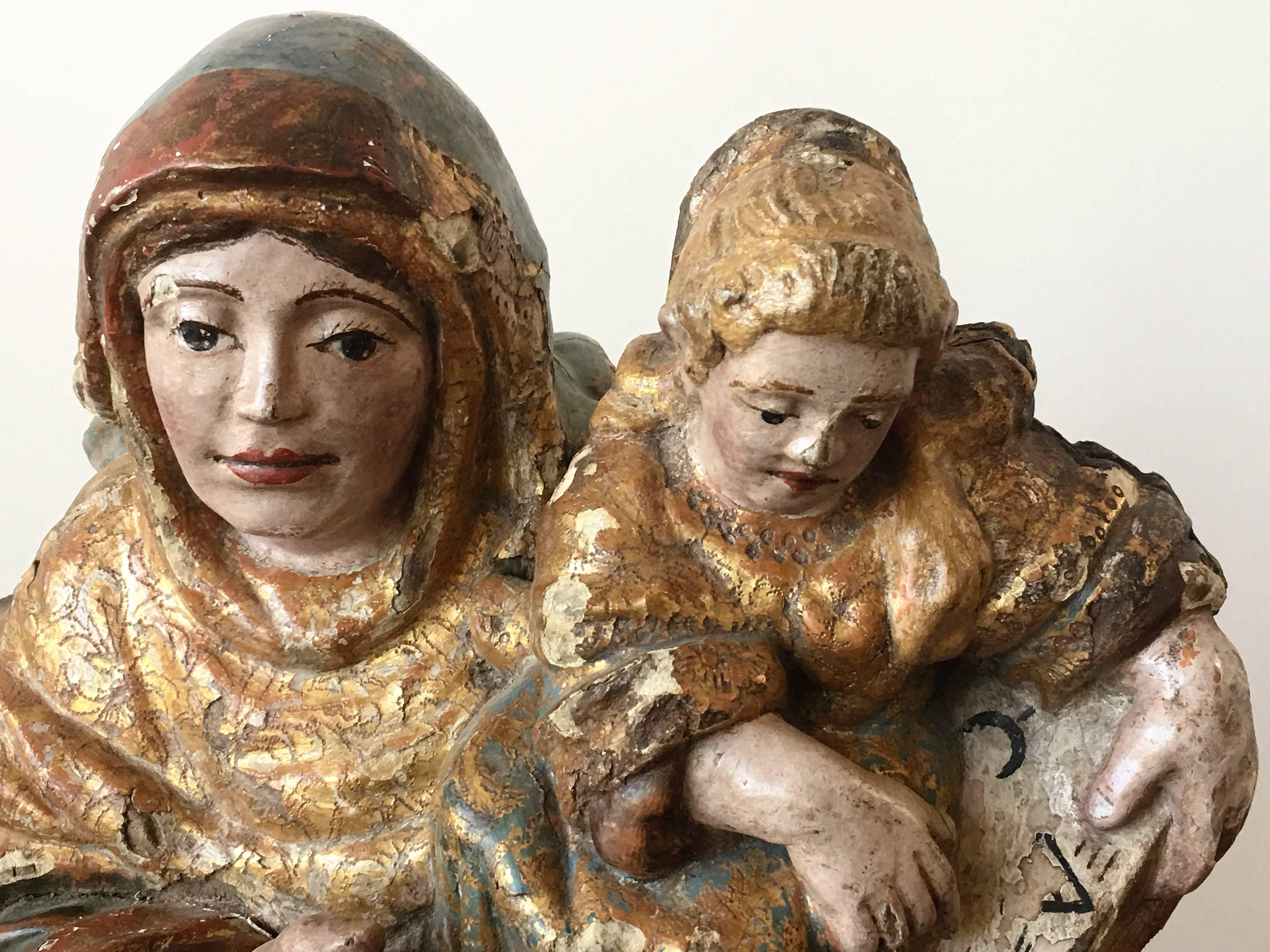 Spanische geschnitzte und polychrom bemalte Heilige Anne mit der kleinen Maria aus dem 16. Jahrhundert (18. Jahrhundert und früher) im Angebot