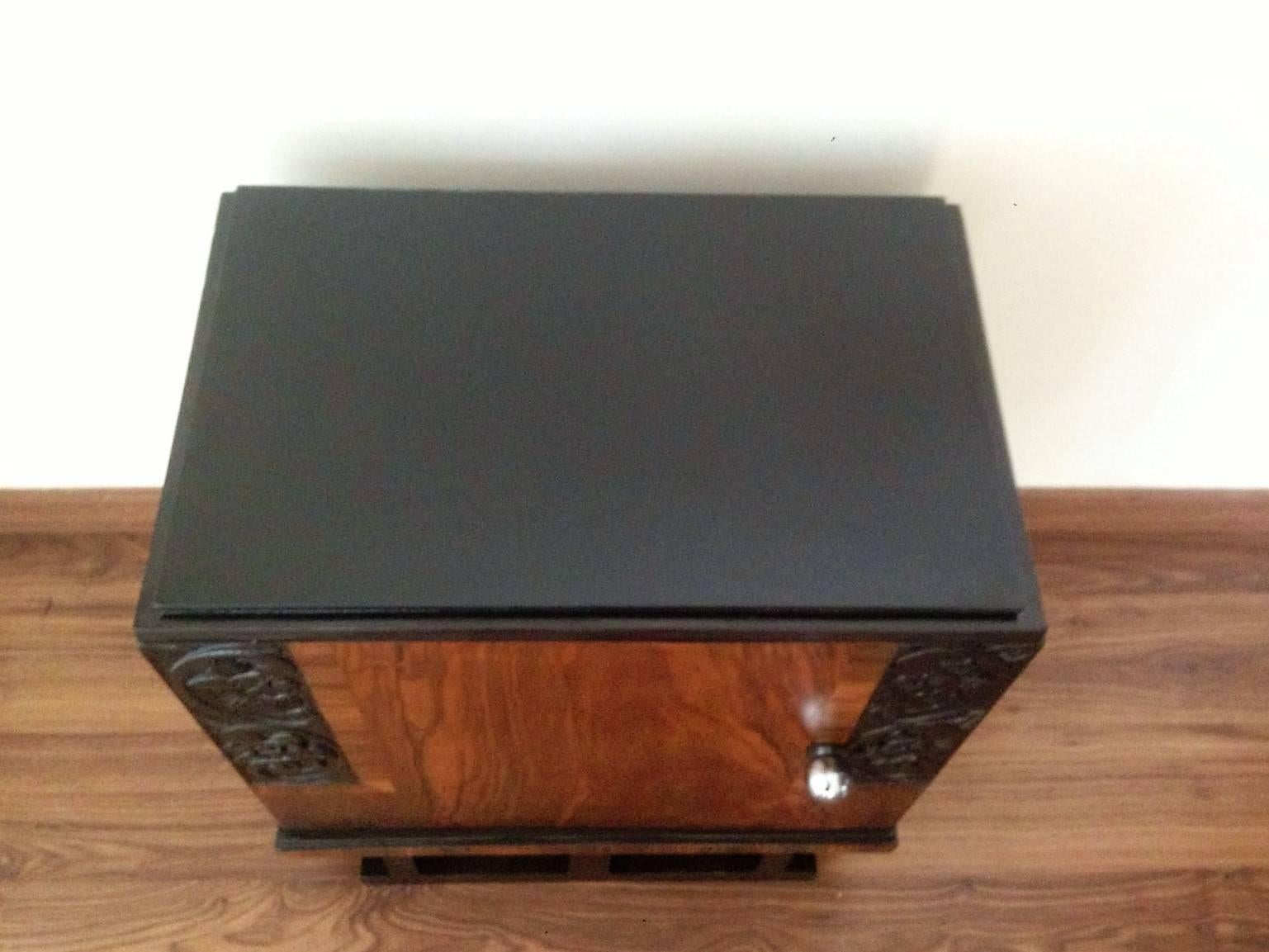 Pair of Art Deco Side Cabinets/Nightstands with Ebonized Base In Excellent Condition In Miami, FL