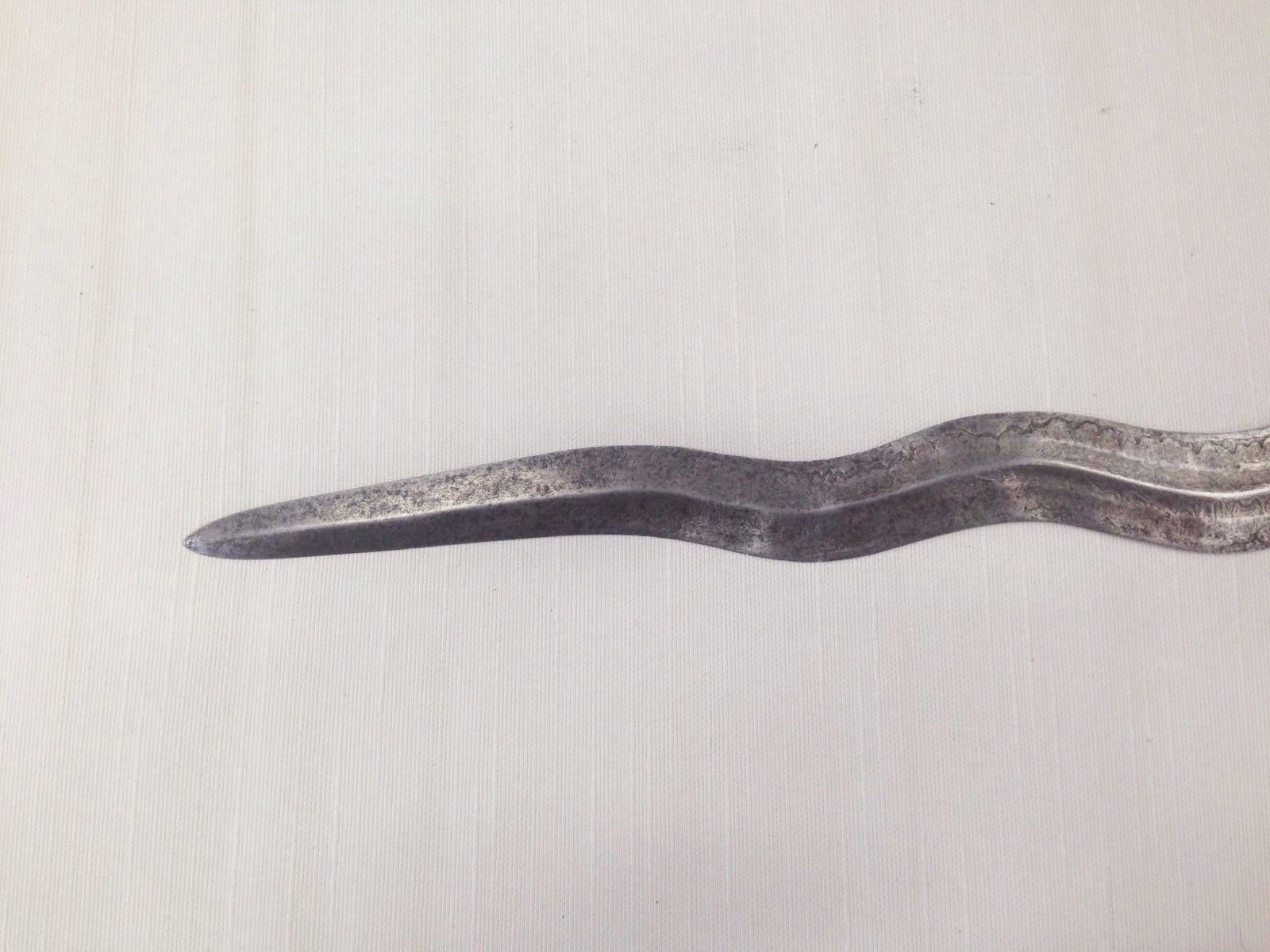 Sculpté Dagger malaisien du 19ème siècle en acier et argent sterling en vente