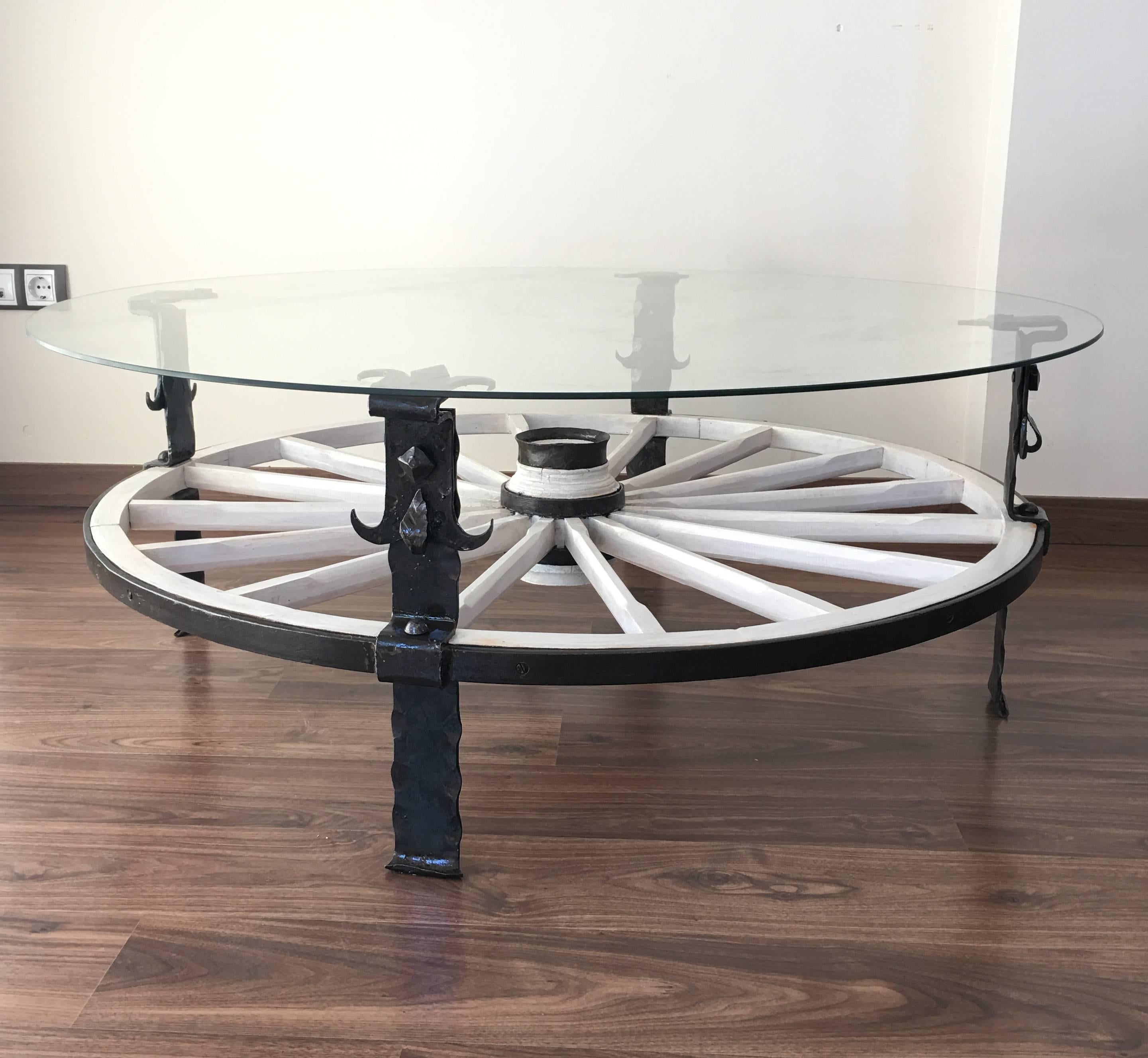 Table d'appoint en bois avec plateau en verre et roue blanche.

Intérieur et extérieur