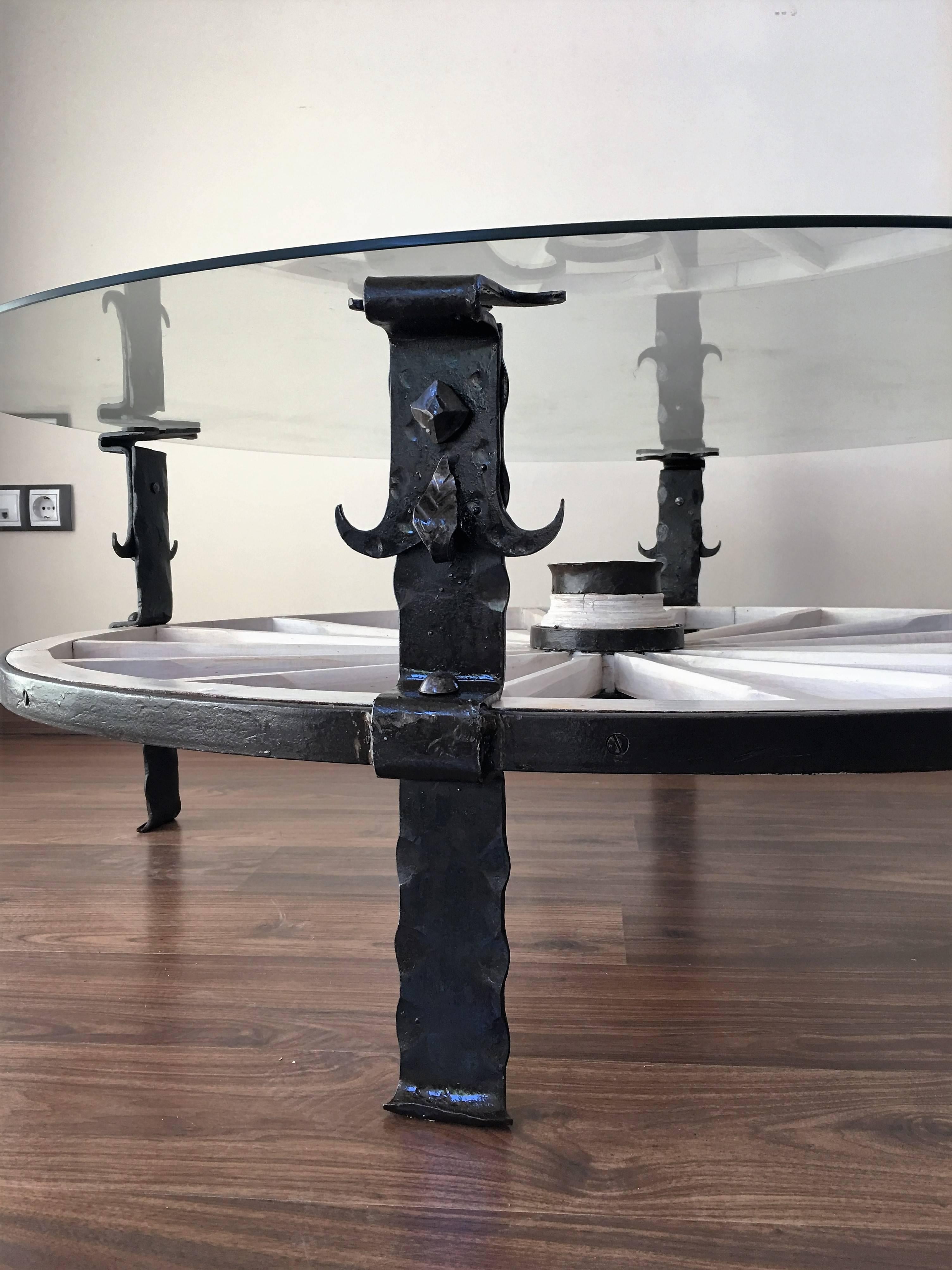 Table espagnole du 20ème siècle avec plateau en verre et plateau en bois pour wagon à roue blanche Excellent état - En vente à Miami, FL