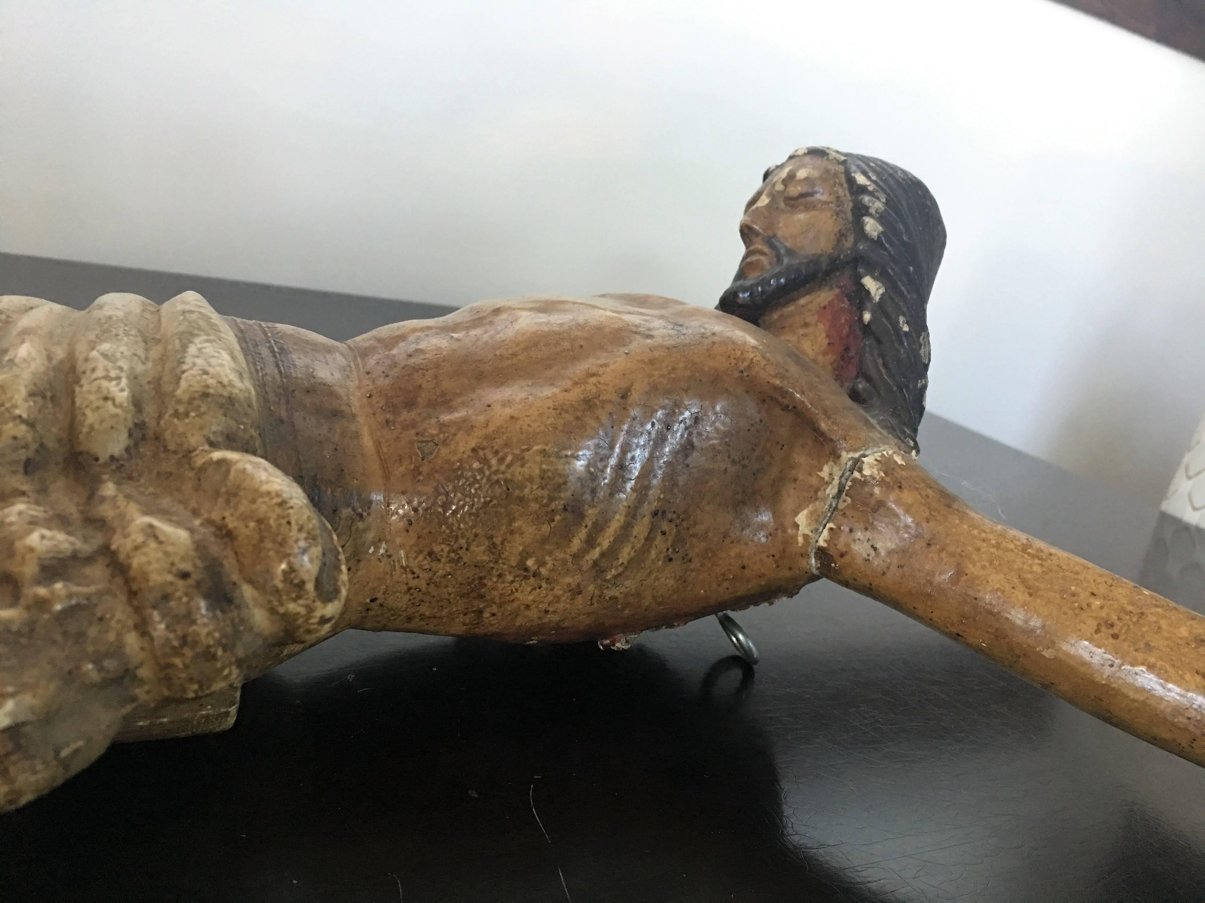 Néoclassique En bois sculpté du 18ème siècle représentant le Christ en croix en vente