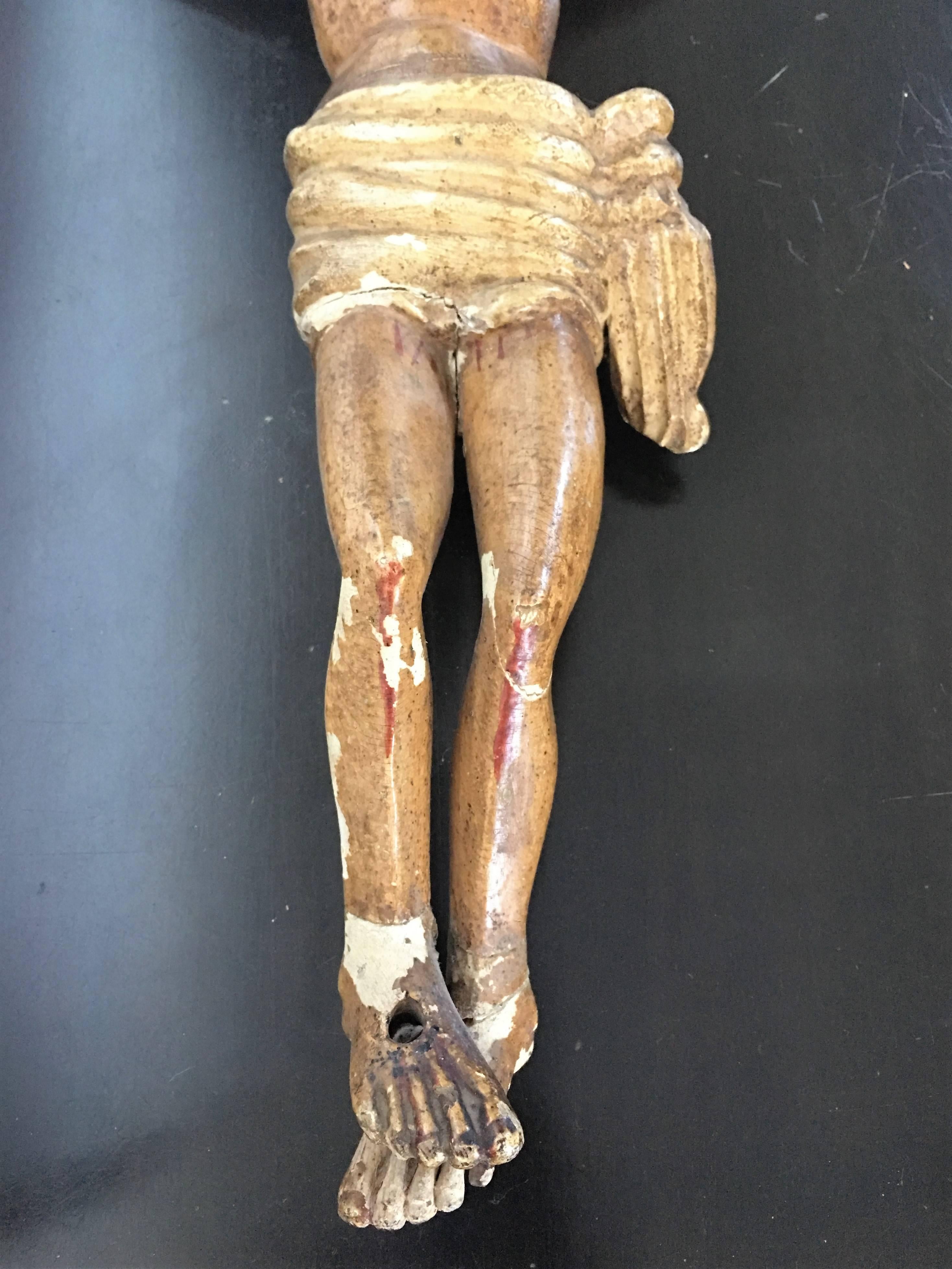 Geschnitzter Holz aus dem 18. Jahrhundert, der Christus am Kreuz repräsentiert (Polychromiert) im Angebot