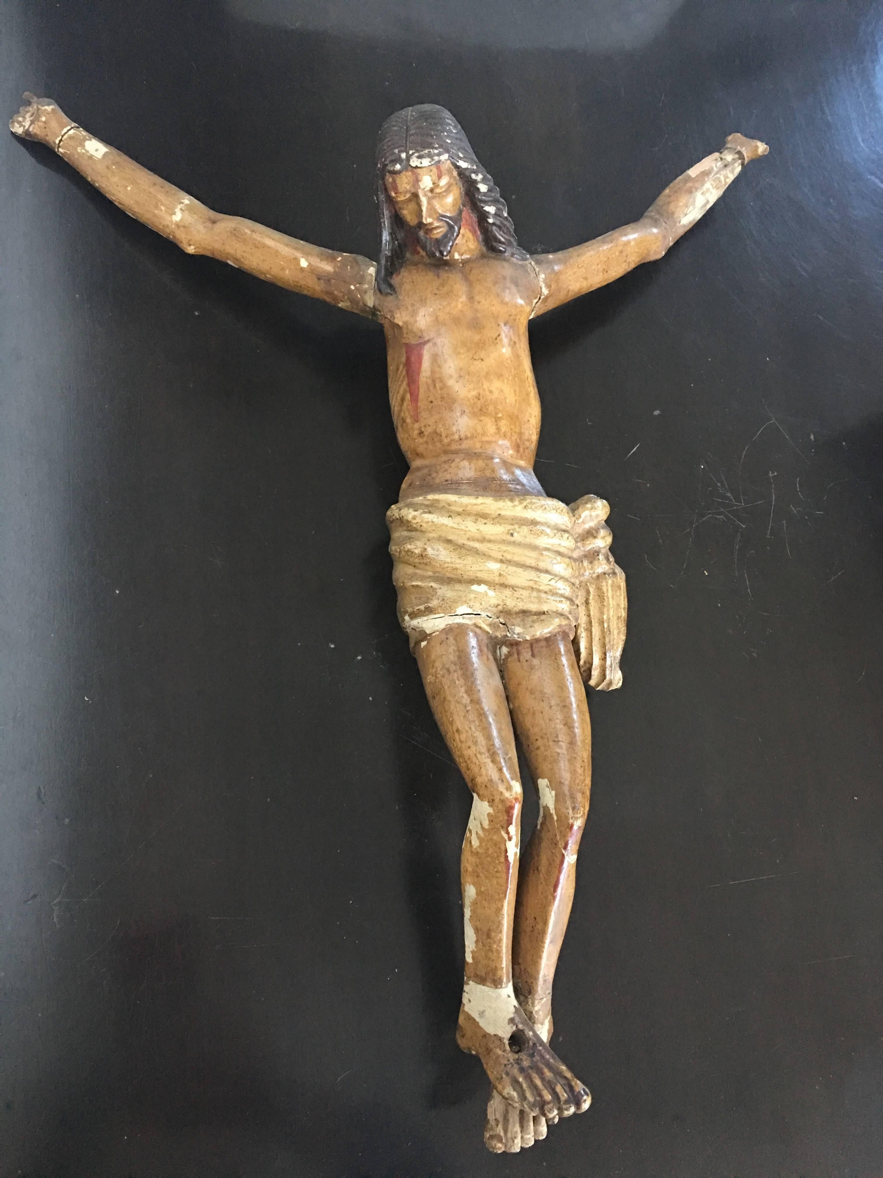 Geschnitzte Holzfigur, die Christus am Kreuz darstellt.