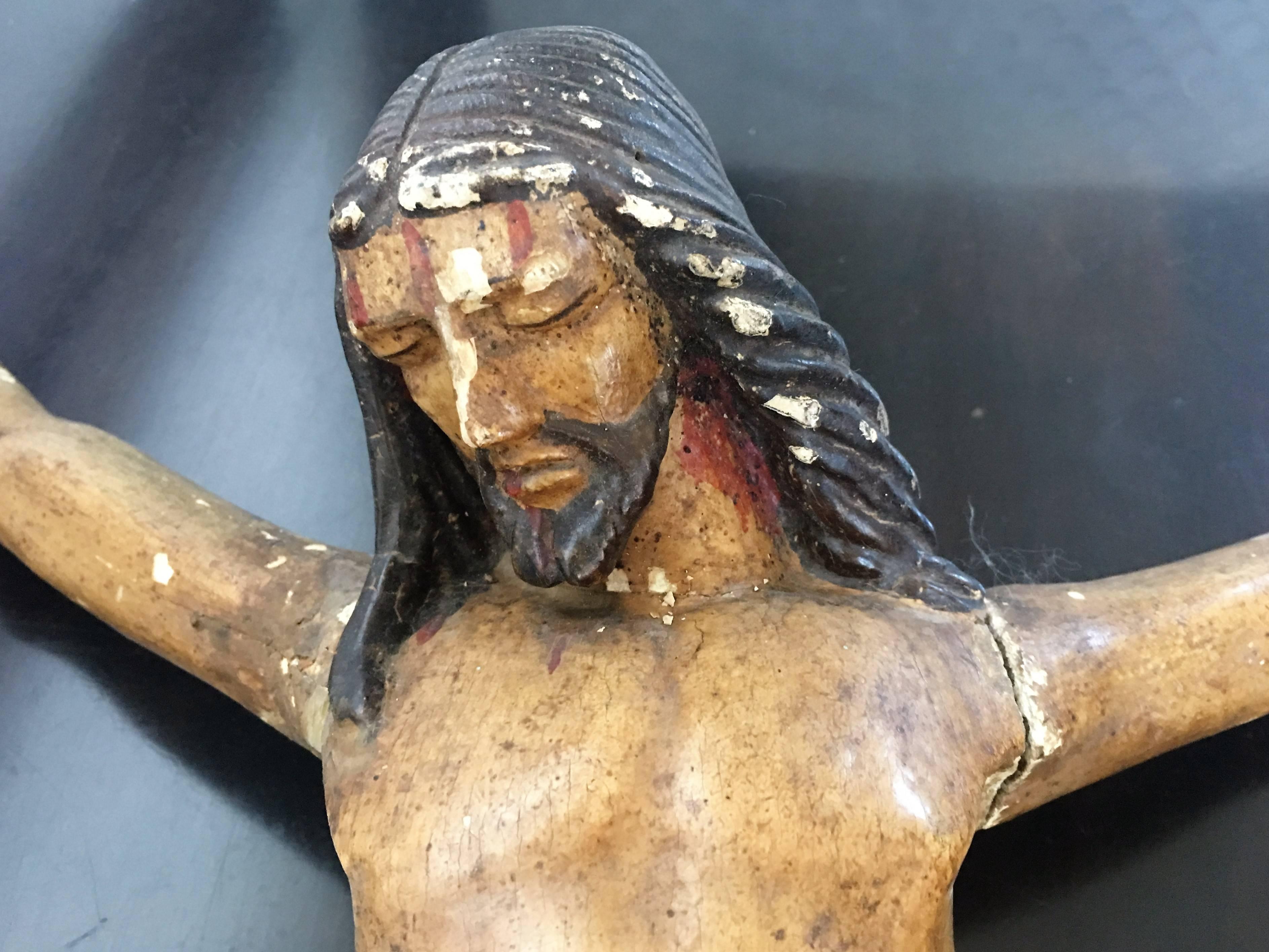 Espagnol En bois sculpté du 18ème siècle représentant le Christ en croix en vente