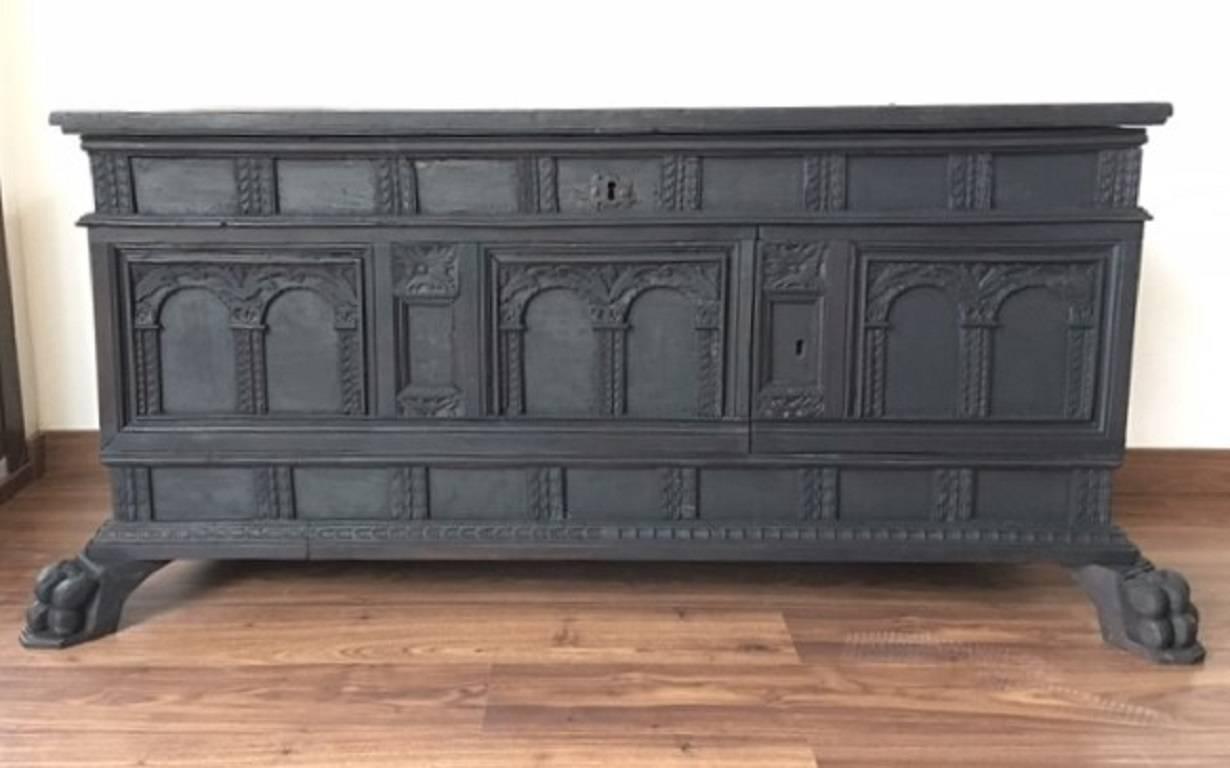 Antique carved walnut cassone coffer on paw feet from Italy, circa 1680. The trunk can stay close for storage or open because the inside top panel is carved and raised like the facade of the piece. Very versatile as well: Could be used as a seating