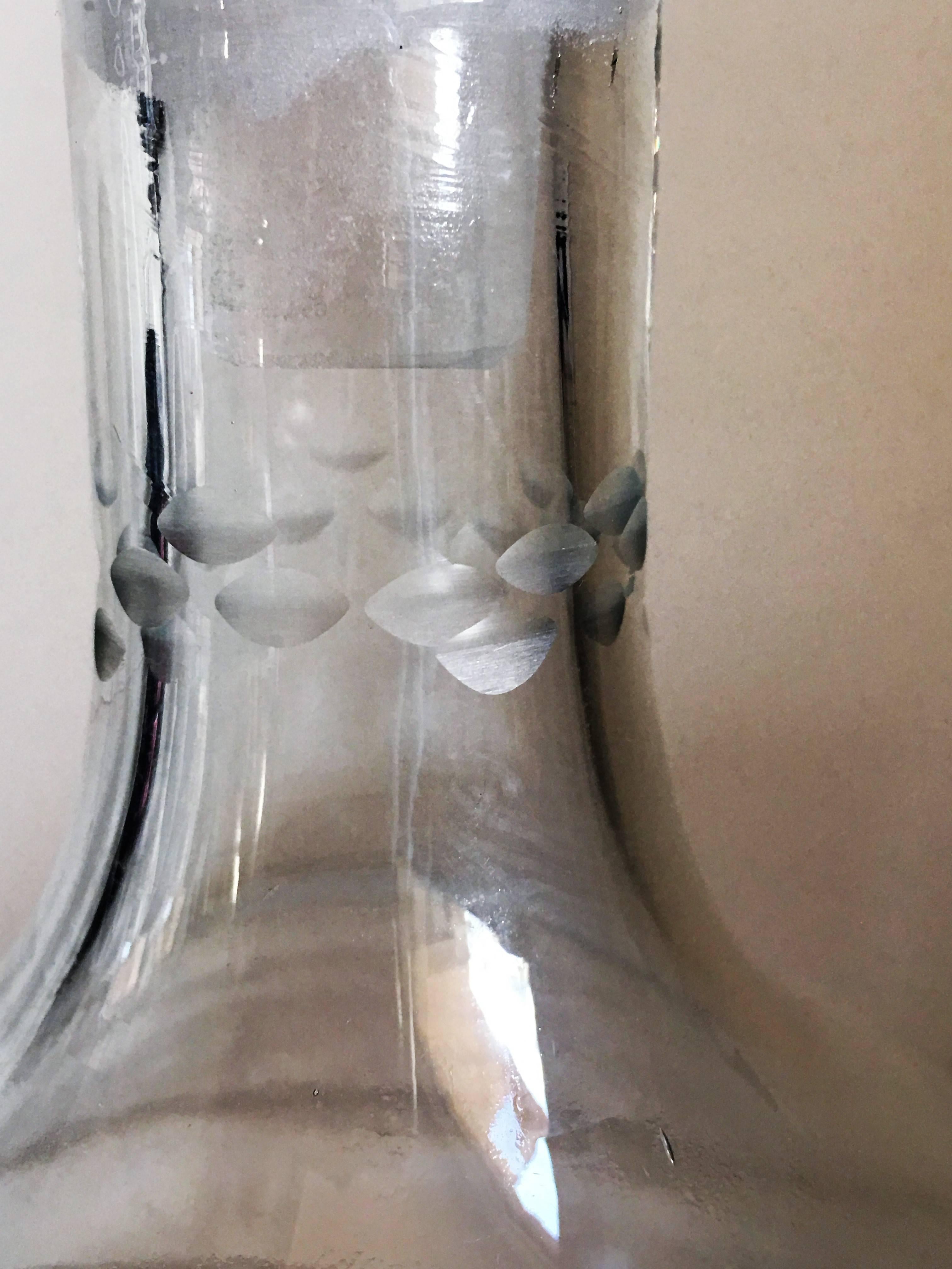 Bouteille à décanter en verre Art déco du 20e siècle.
Mesure : Base 3.5 inches.