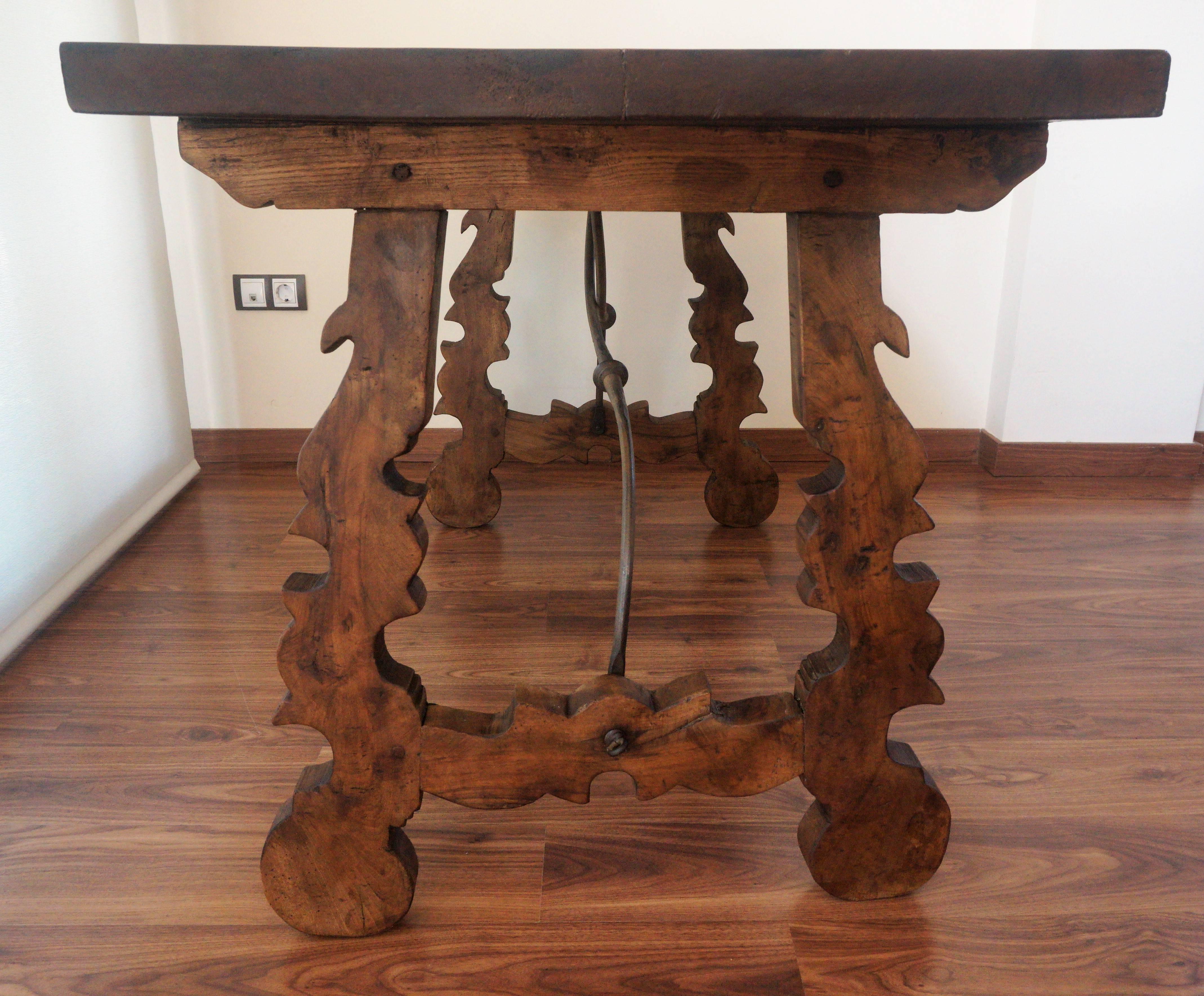 18th Century Refectory Spanish Table with Lyre Legs In Excellent Condition In Miami, FL