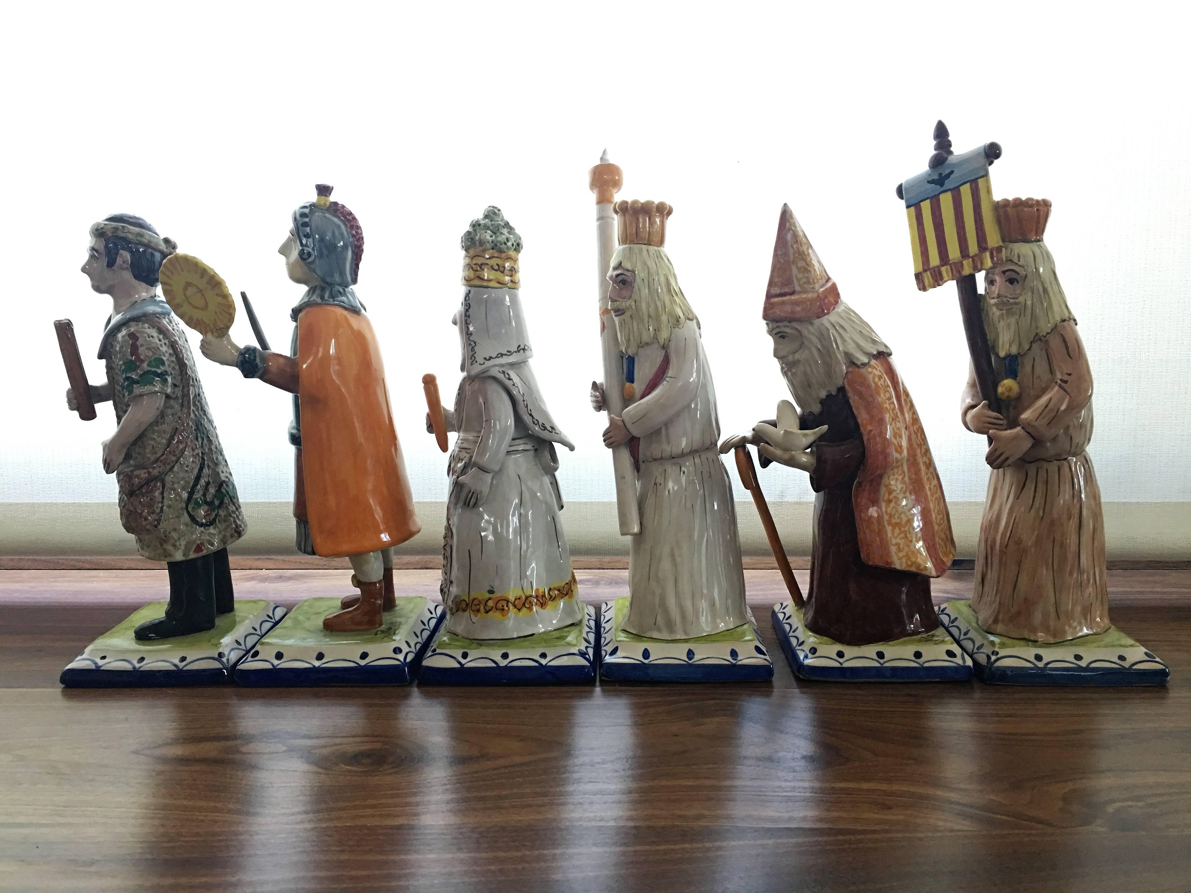 Set von sechs polychromierten Figuren, die Prozessionen der Heiligen Woche darstellen (Art déco) im Angebot