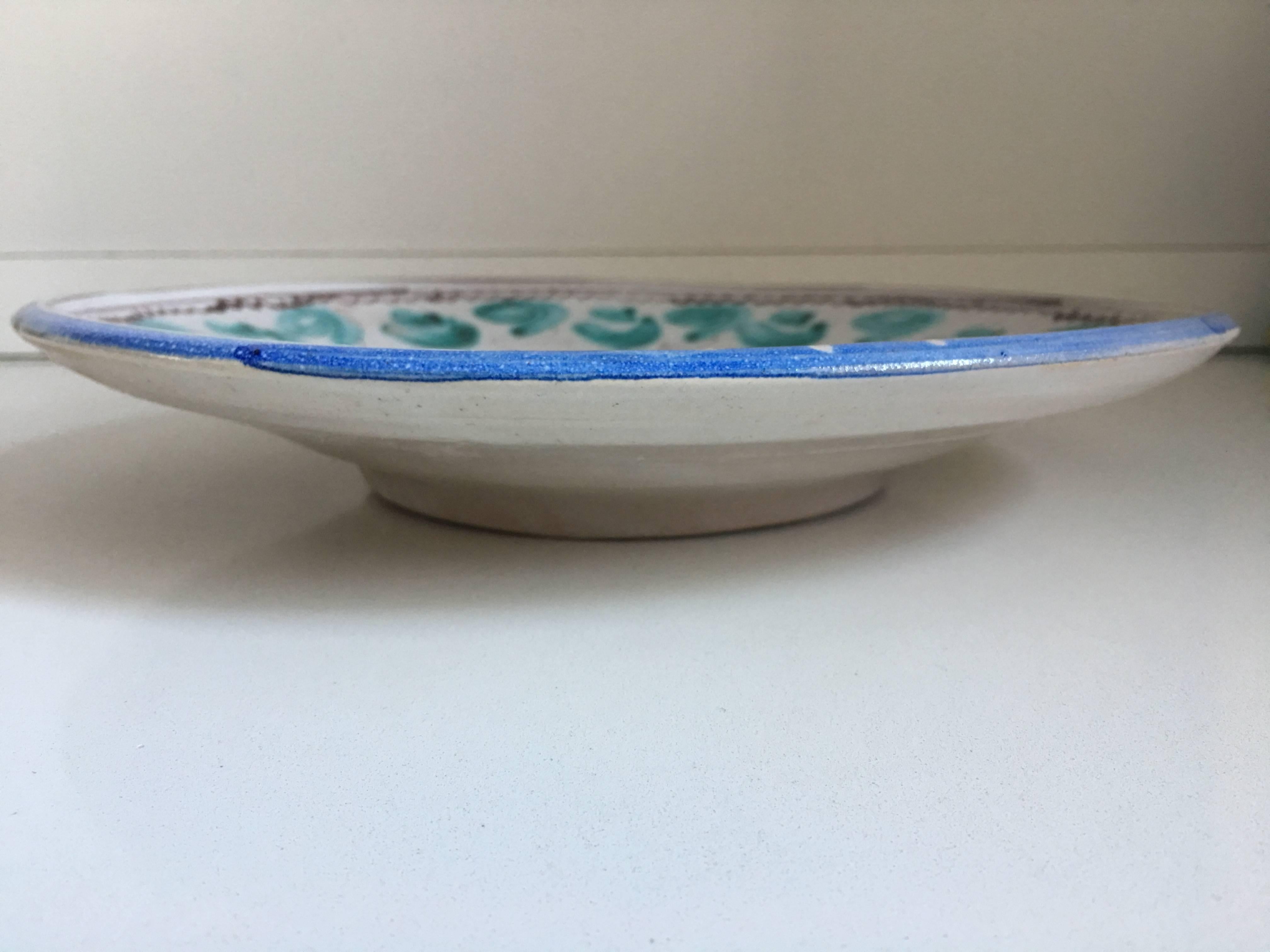 Plato o fuente de cerámica azul y verde de mediados del siglo XX.