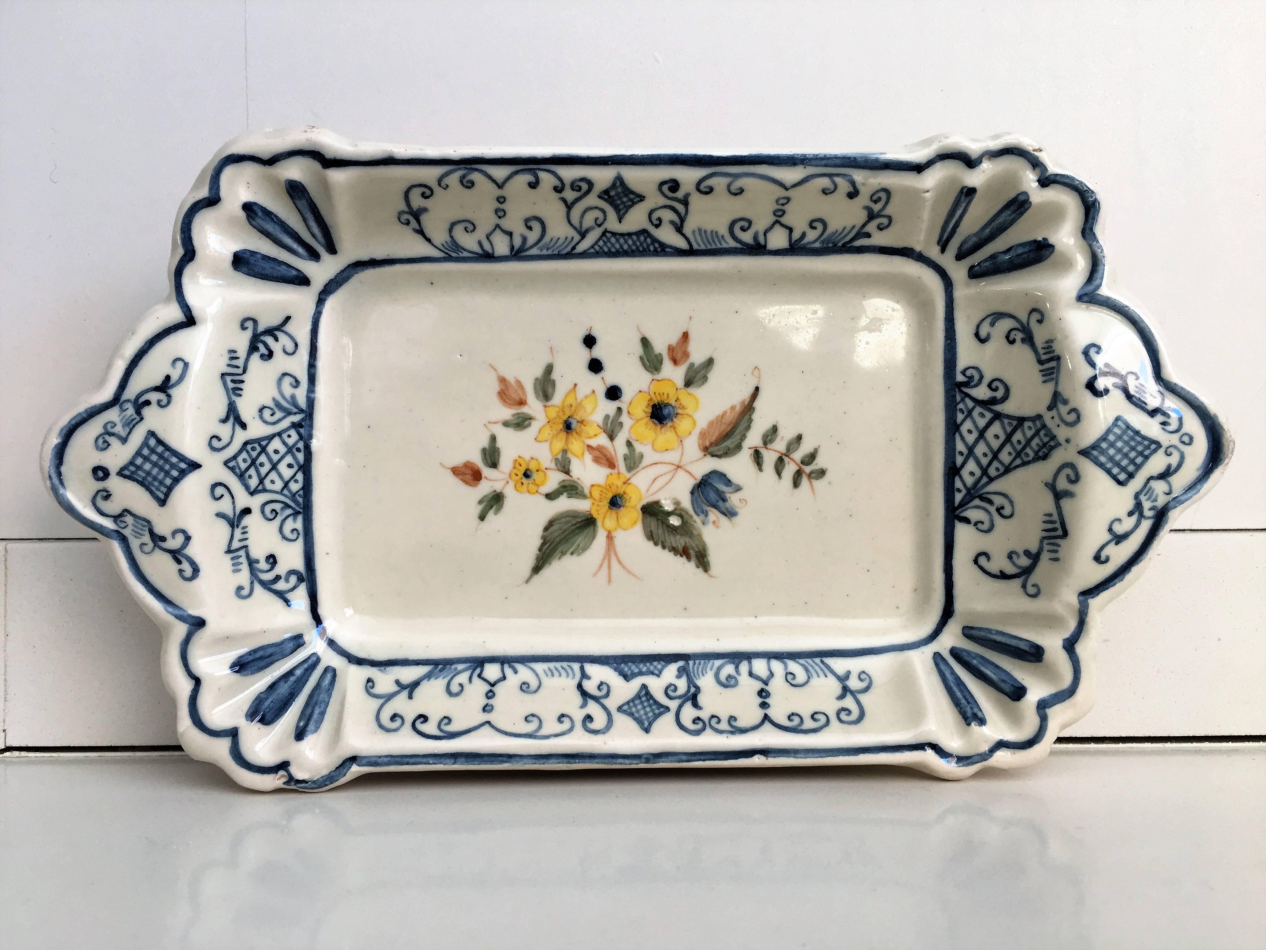20th century set of three trays in blue and yellow ceramic, Spain.