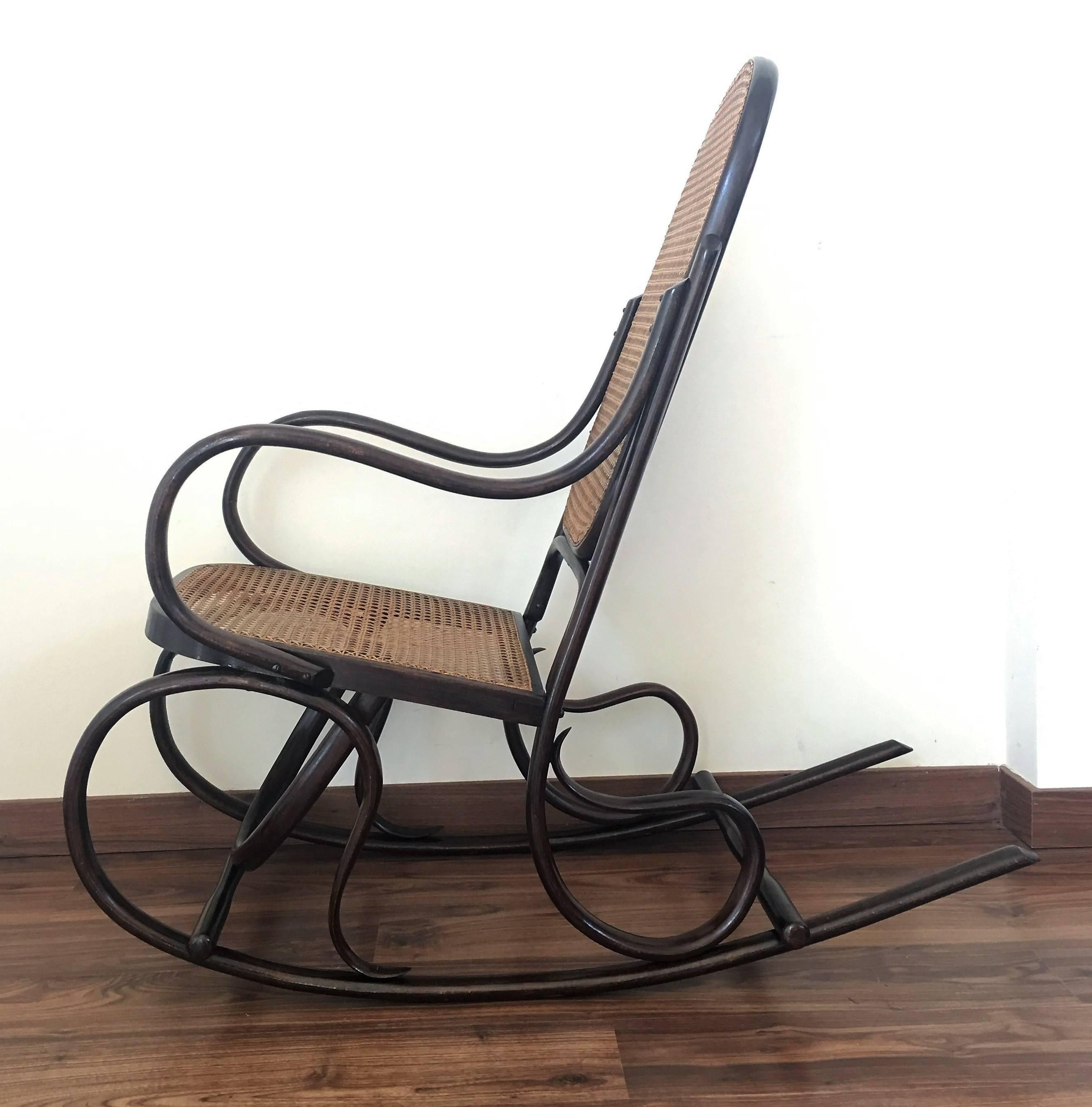 This model is inspired by the Thonet no. 10 rocker from circa 1880.
It´s made in Spain, circa 1940-1950.
It was restored and it´s in perfect shape.

