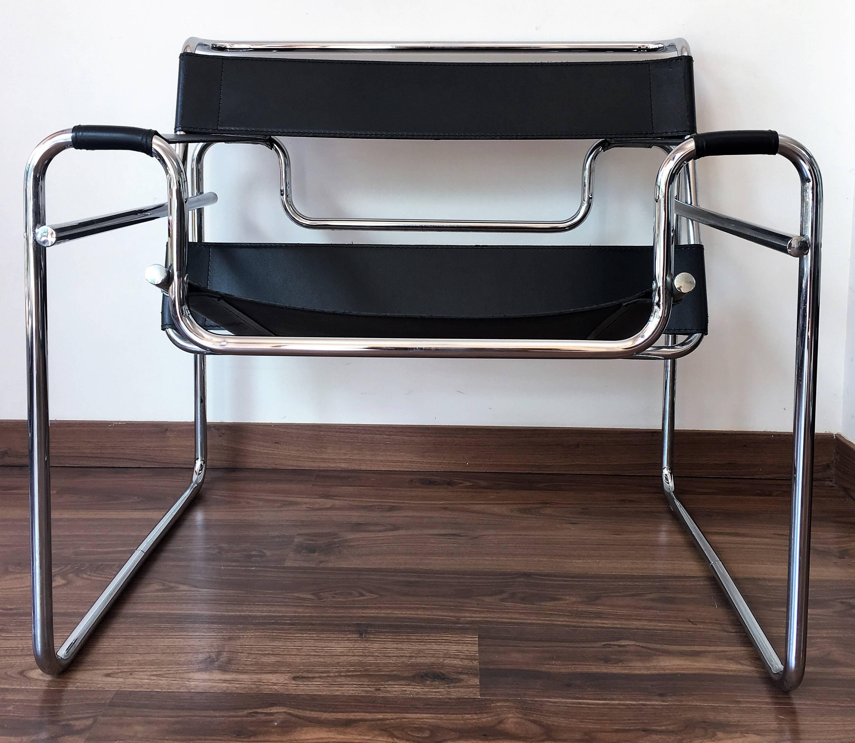 Set of Four Original Gavina Wassily Chairs by Marcel Breuer in Black Leather In Excellent Condition In Miami, FL