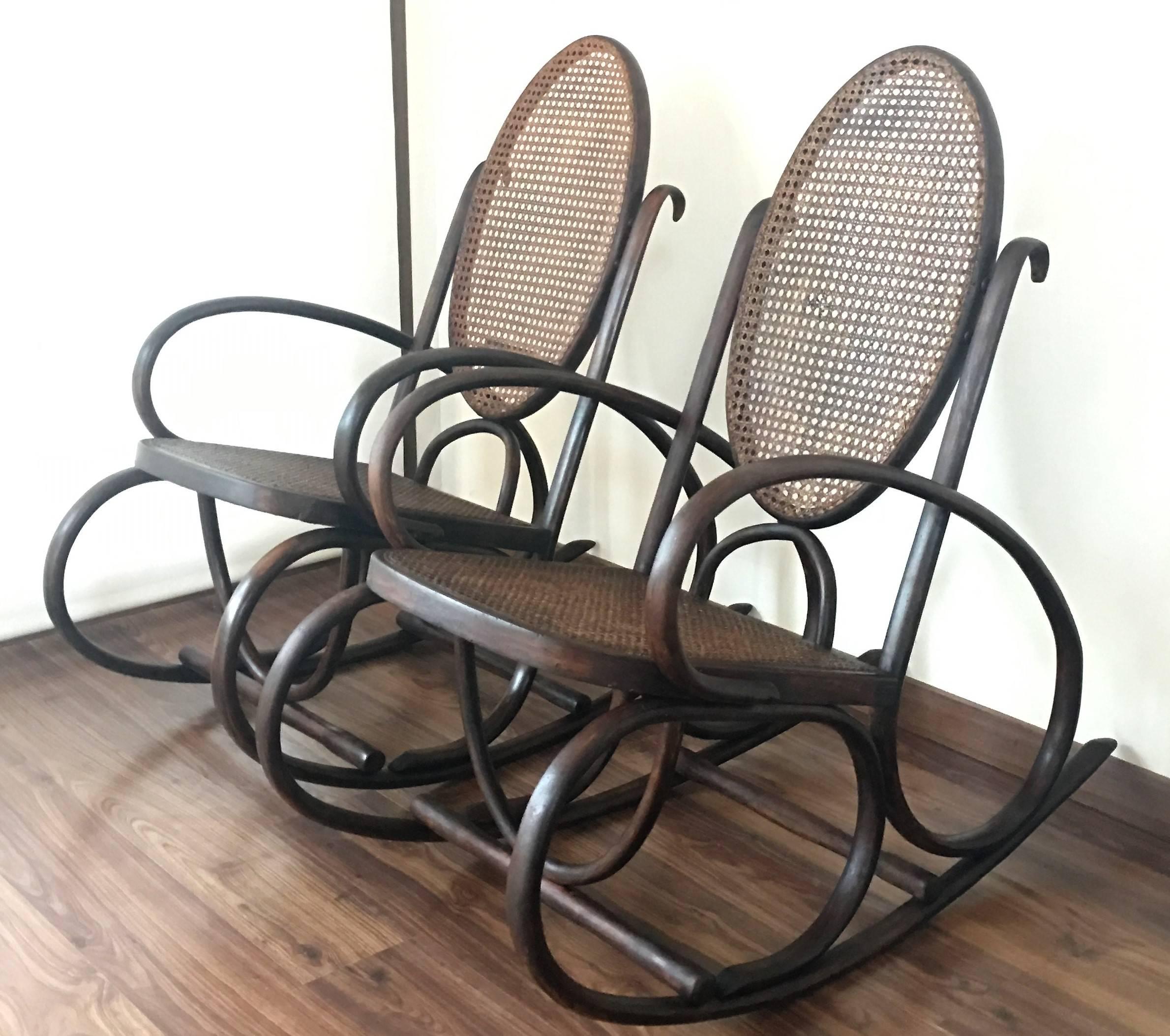 Art Deco Mid-Century Elegant Rattan Pair of Rocking Chairs in the Thonet Style