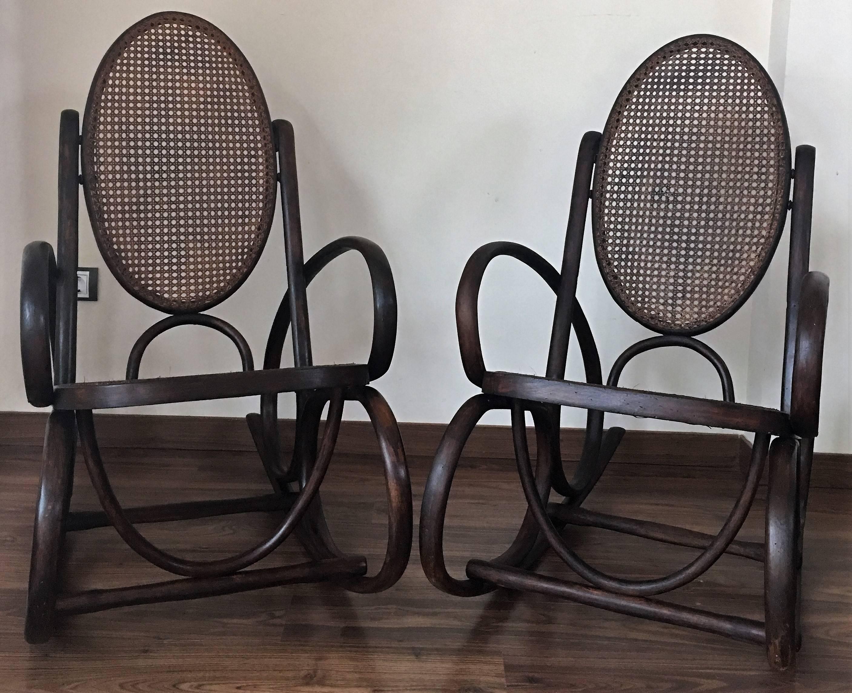 Mid-Century Elegant Rattan Pair of Rocking Chairs in the Thonet Style In Excellent Condition In Miami, FL