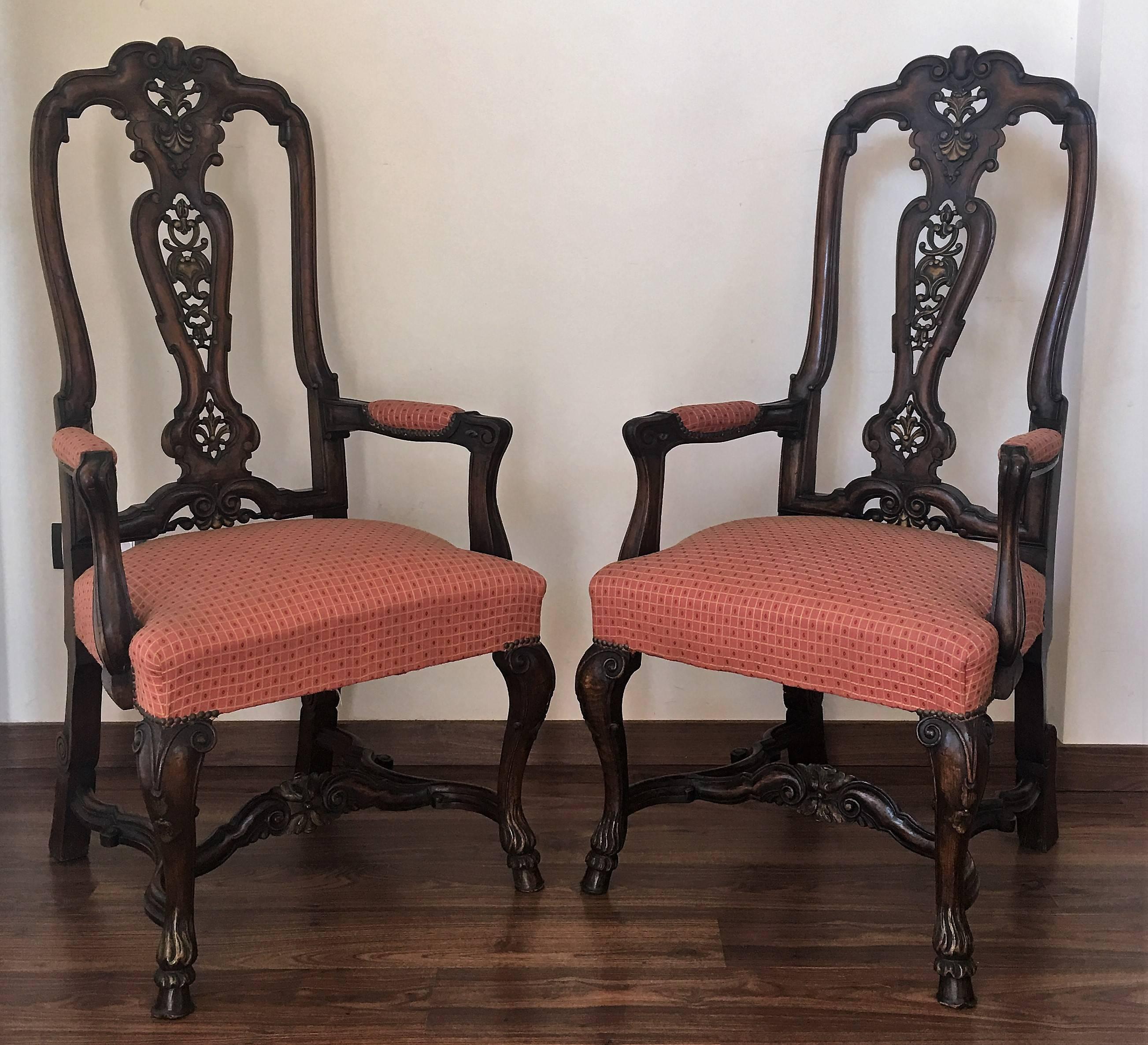 1920s burl walnut Queen Anne style pair of armchairs
Burr walnut tops, walnut carcass and cabriole legs.


