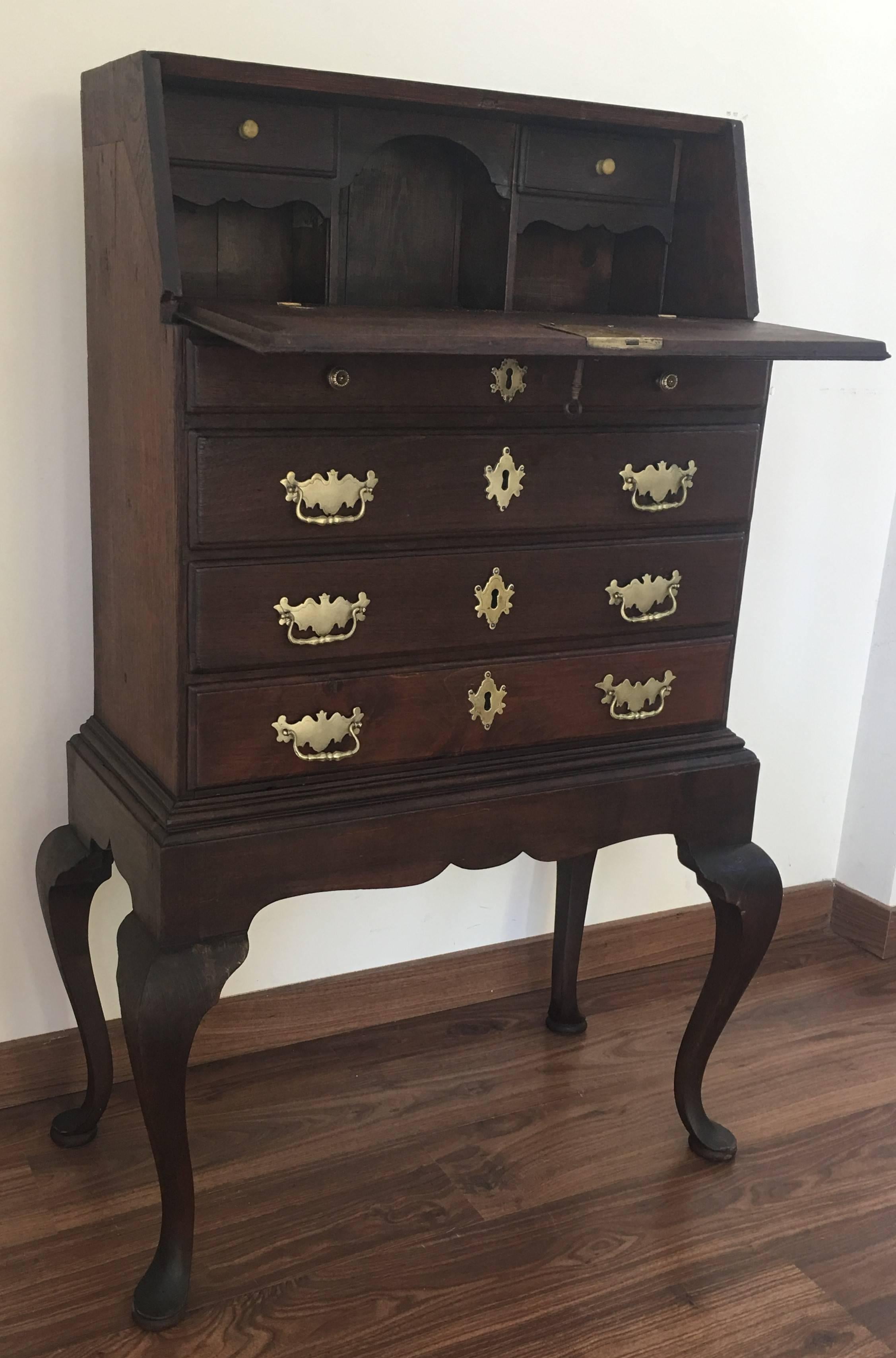Early 19th Century Georgian Style Walnut and Burr Secretary Desk or Vanity In Good Condition For Sale In Miami, FL