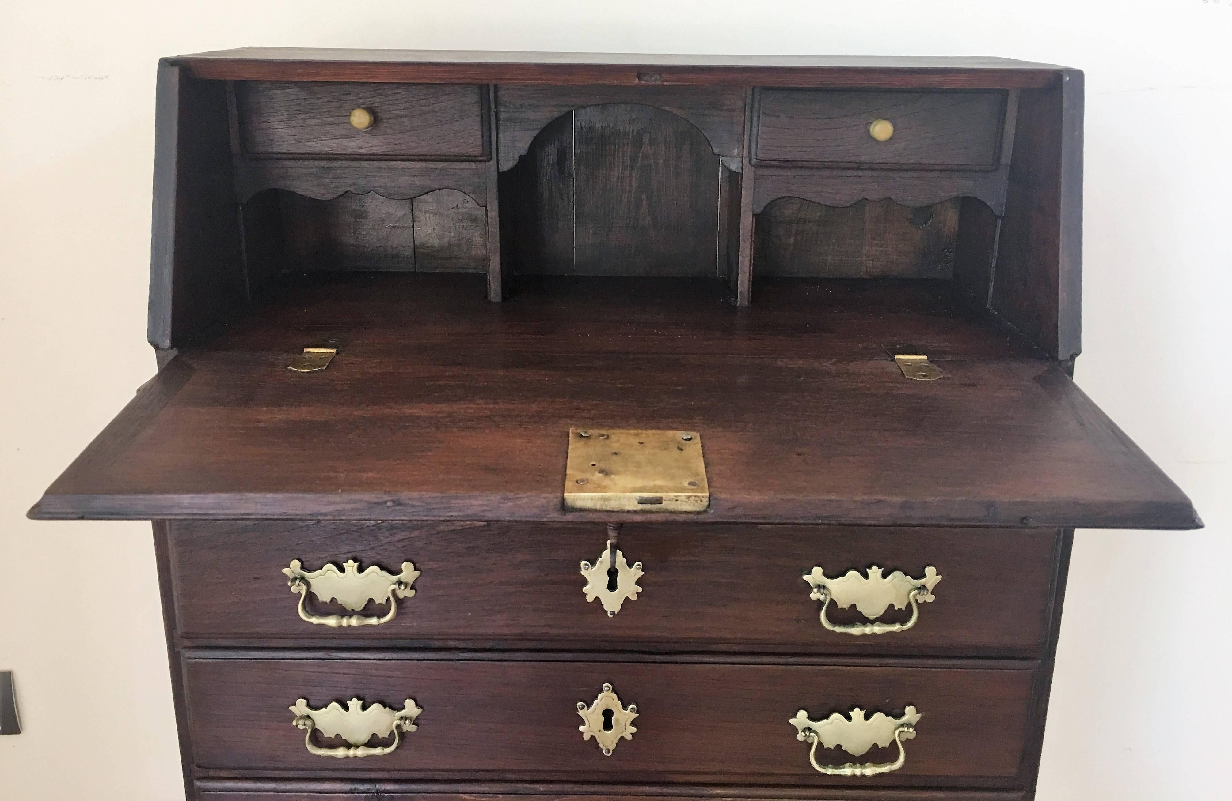 Early 19th Century Georgian Style Walnut and Burr Secretary Desk or Vanity For Sale 3