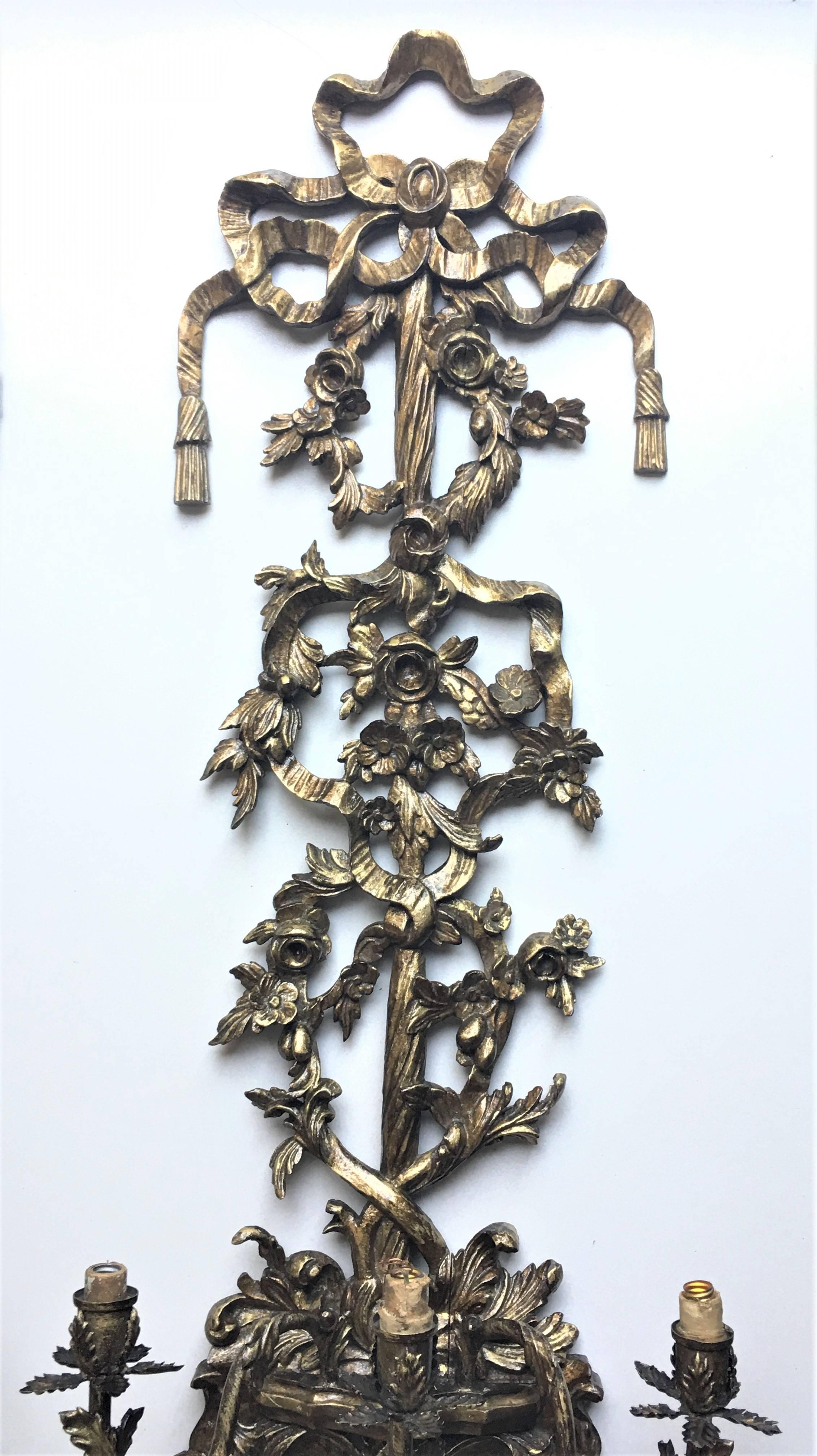 Late 19th Century Pair of 19th Century Regency Carved Giltwood Sconces or Wall Appliques For Sale