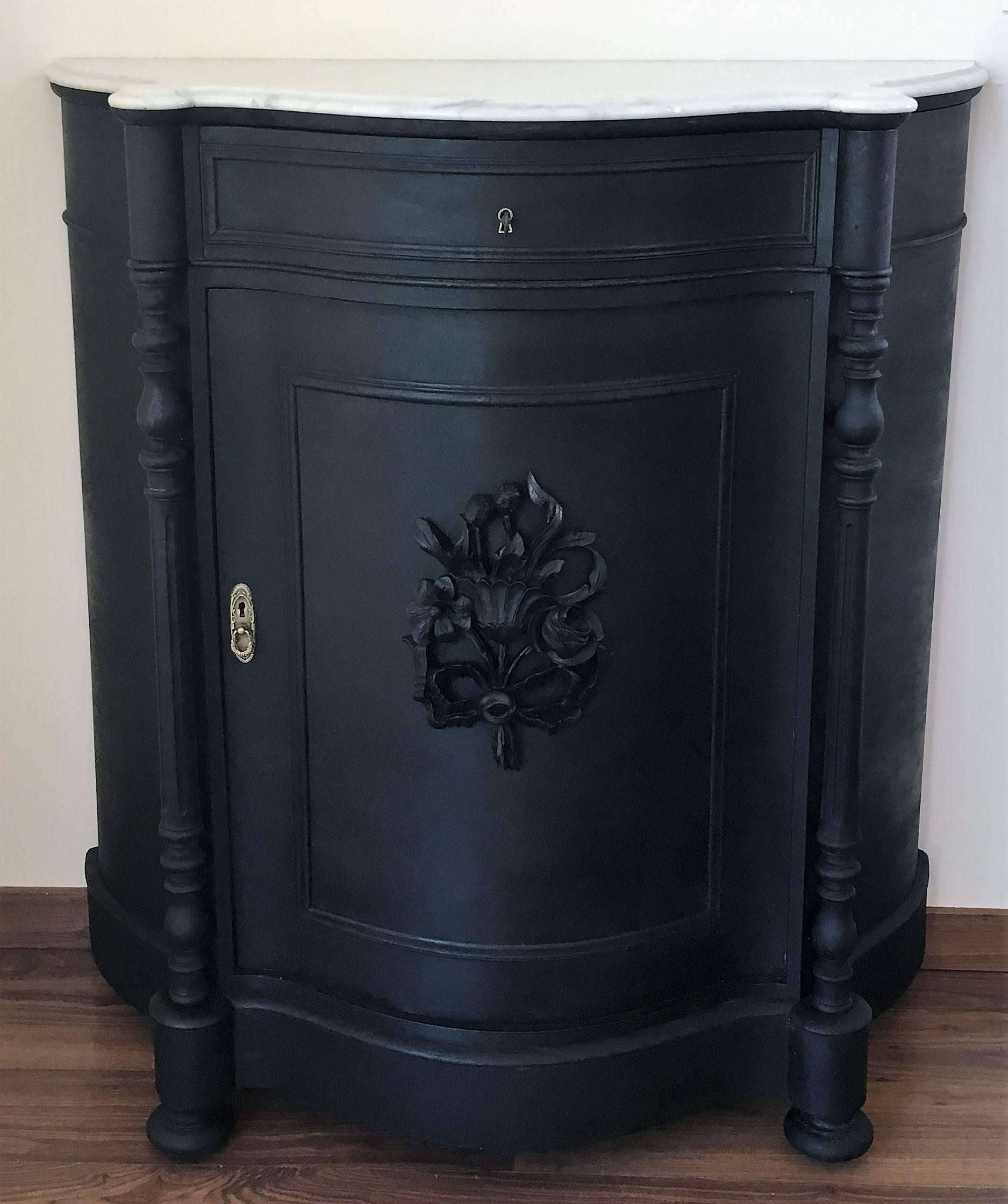 Renaissance black pine and white marble linen press with drawer

