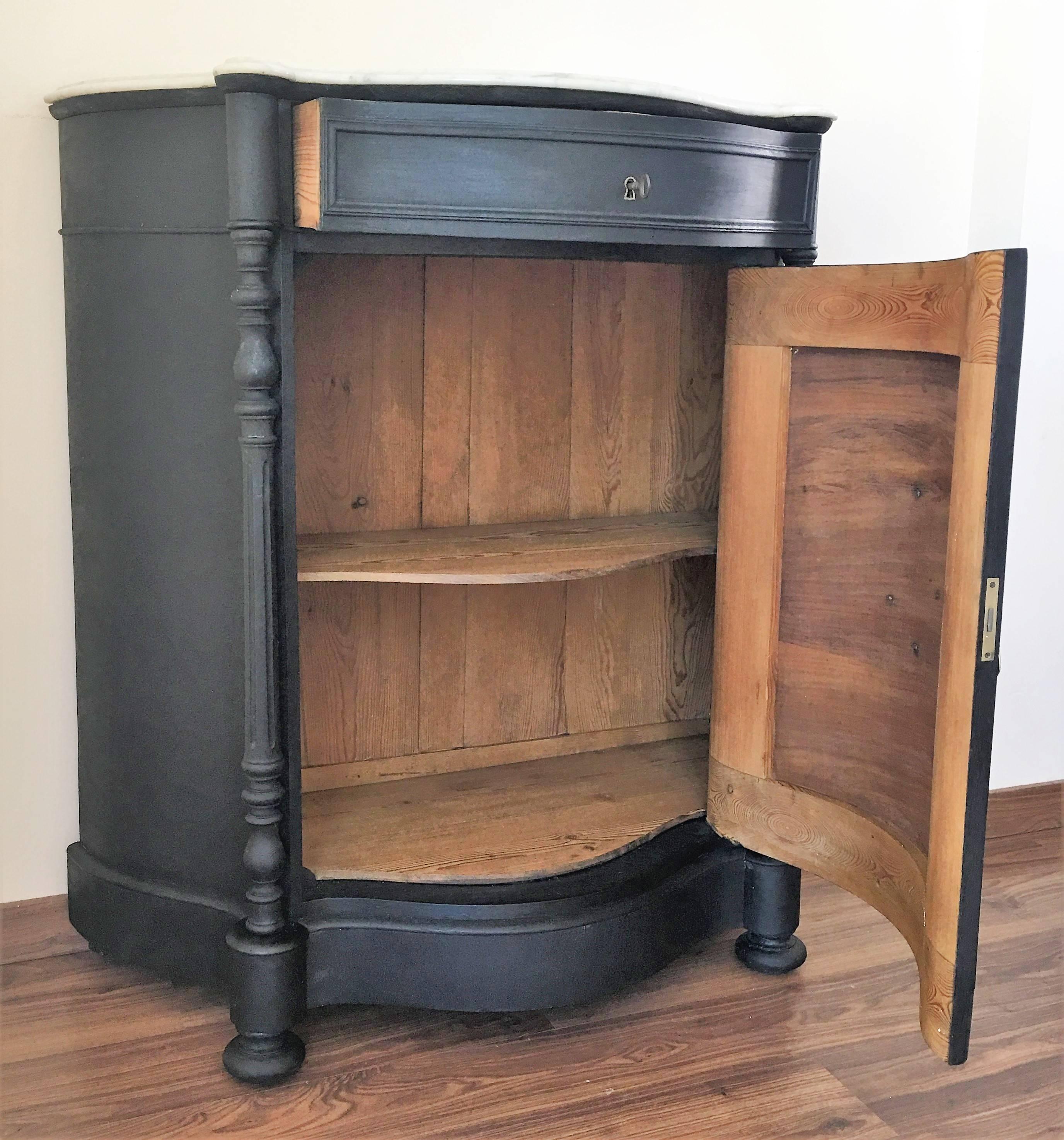 Renaissance Black Pine and White Marble Linen Press with Drawer In Excellent Condition In Miami, FL