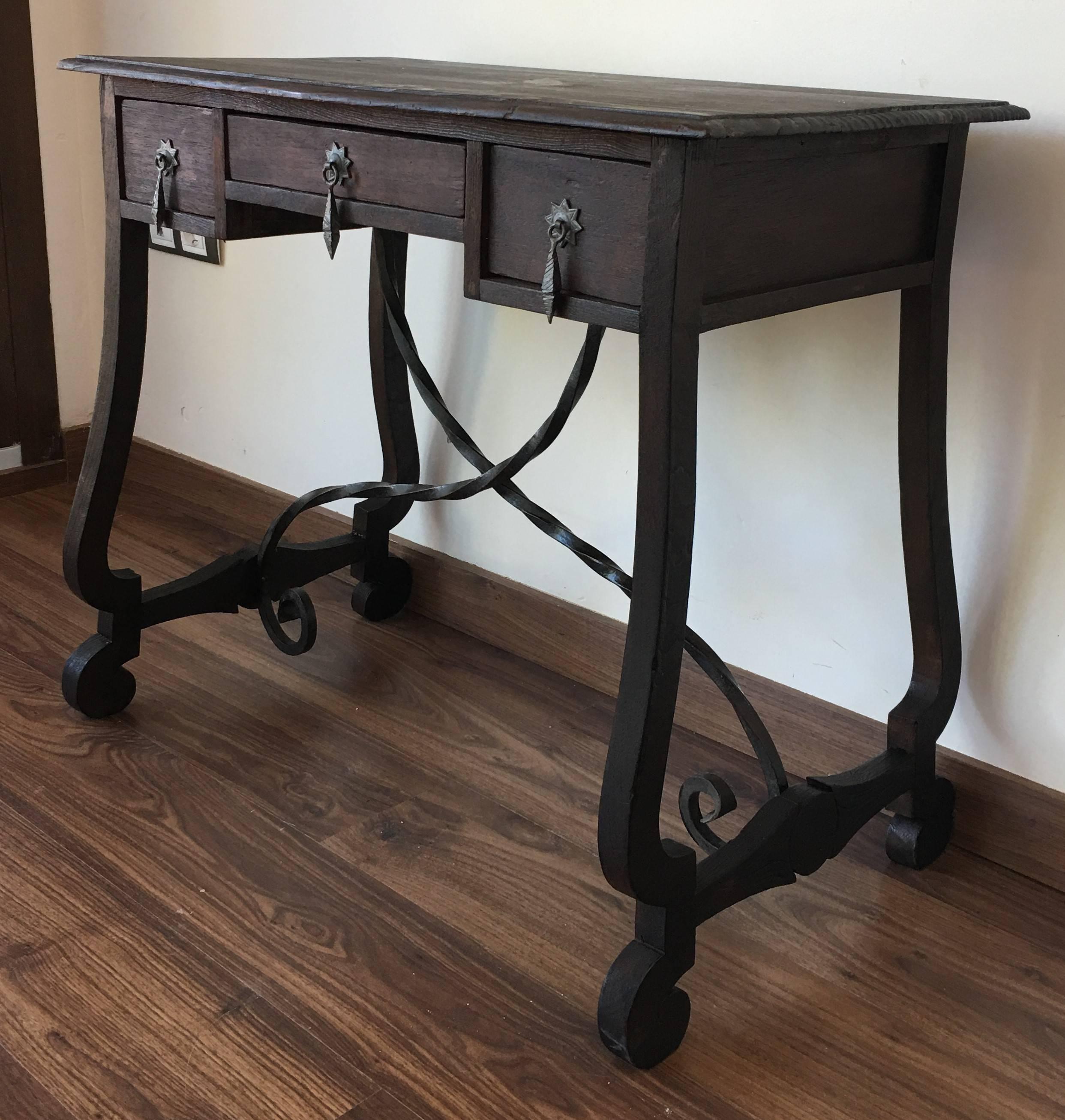 Exceptional Spanish 19th century side table with three drawers

