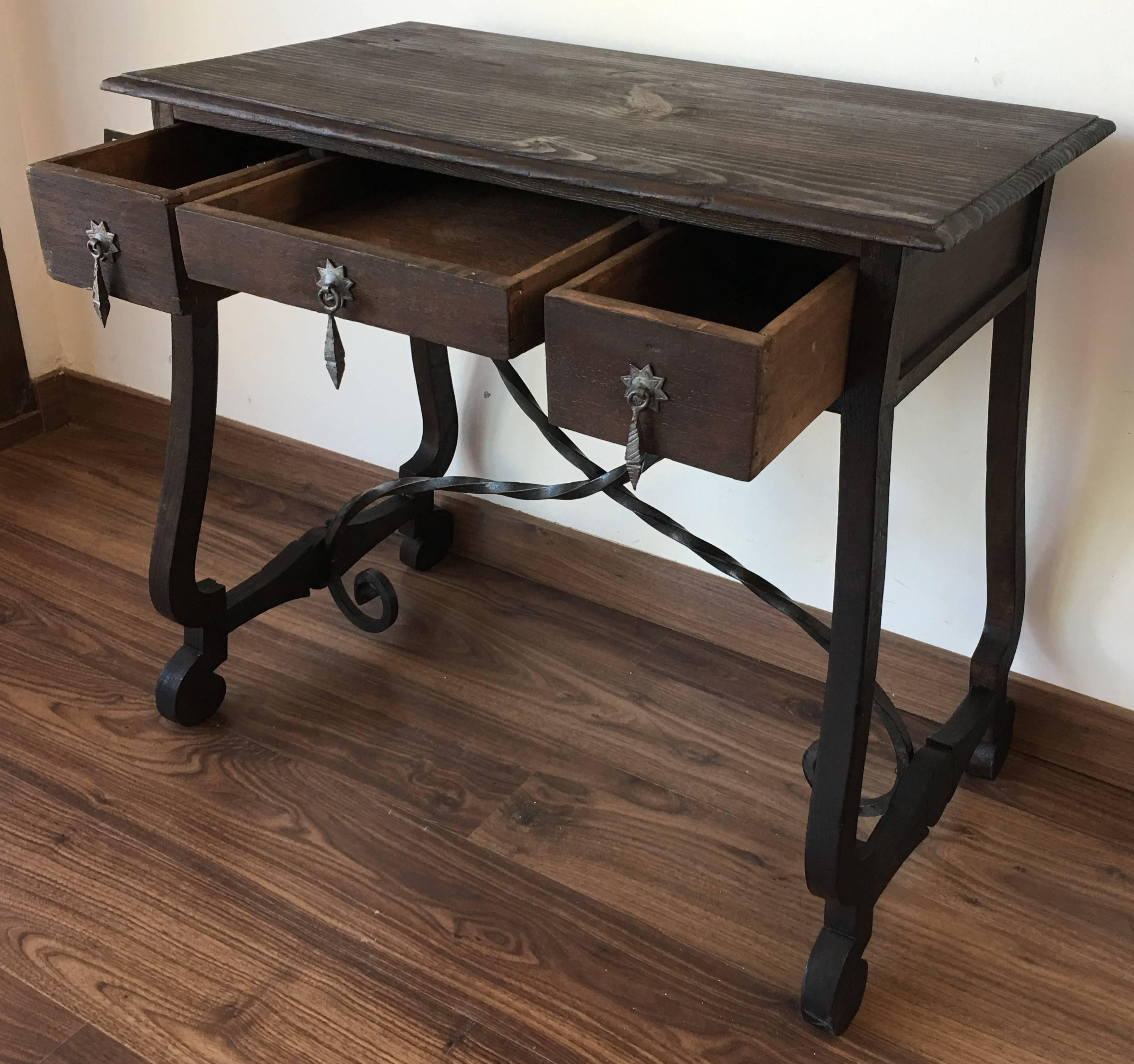 Exceptional Spanish 19th Century Side Farm Table with drawers In Excellent Condition In Miami, FL