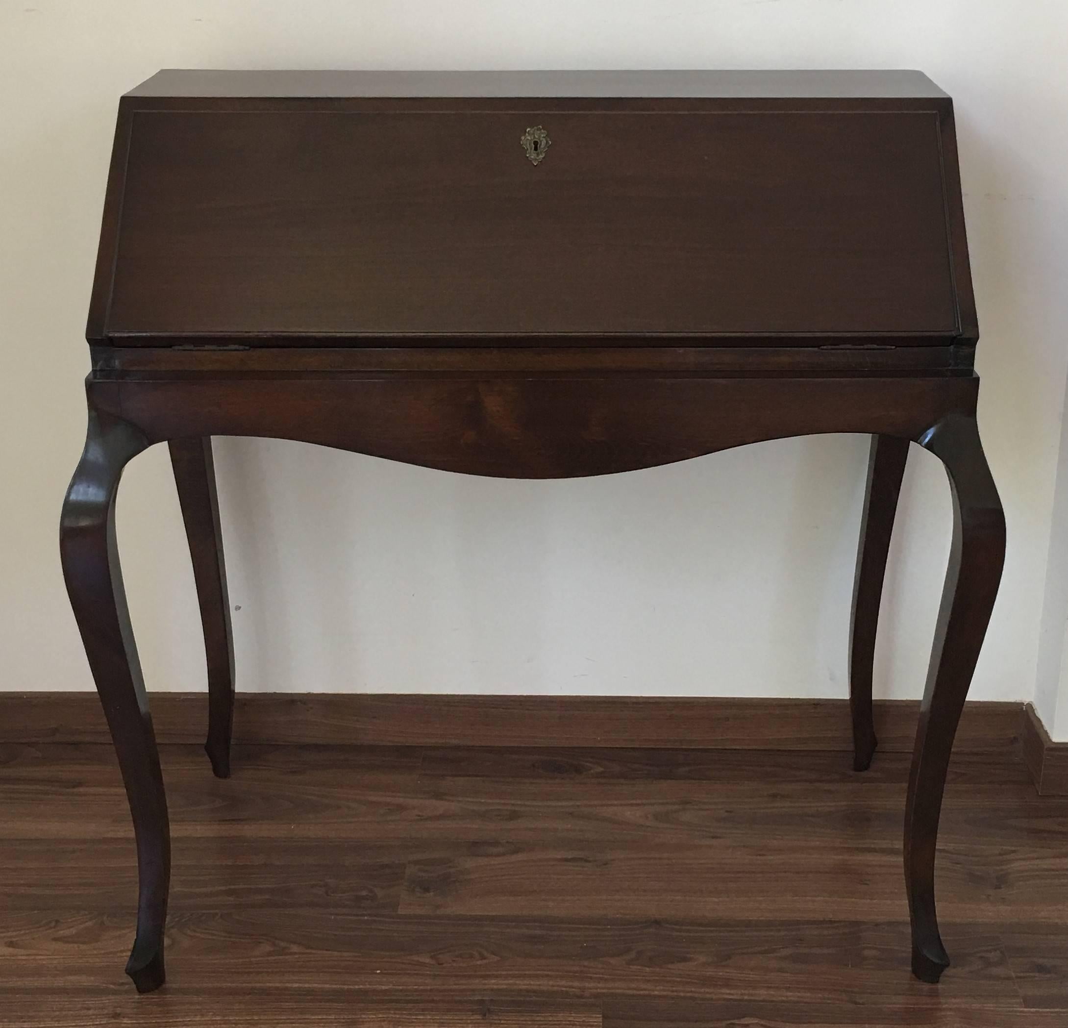 20th century Queen Anne style lady writing desk. Bureau
 
Measure: Total depth 27.95in (top opens)

