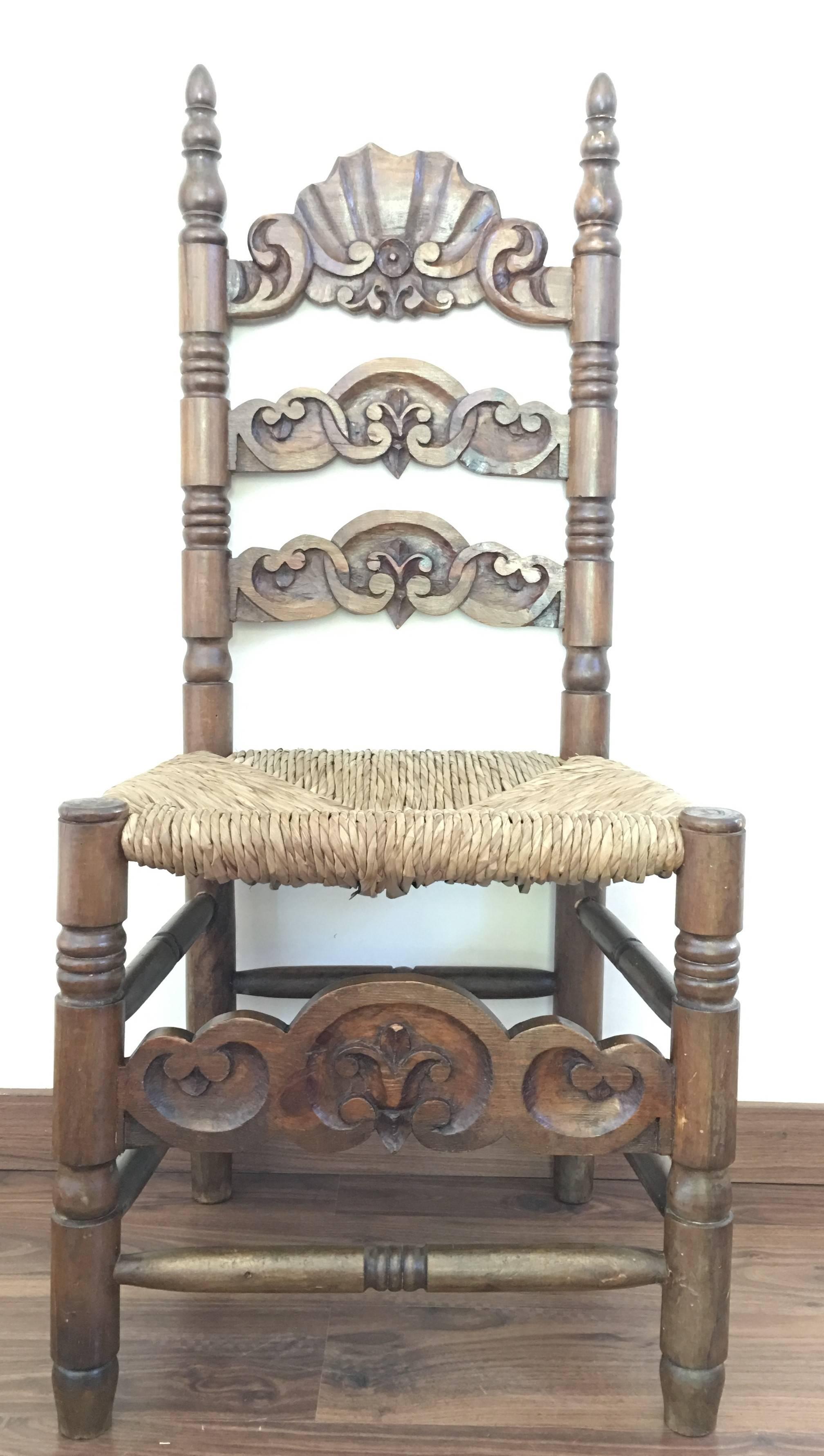 Set of Six Chairs, Turned and Carved Wood, with Straw Seat of the 20th Century In Excellent Condition In Miami, FL