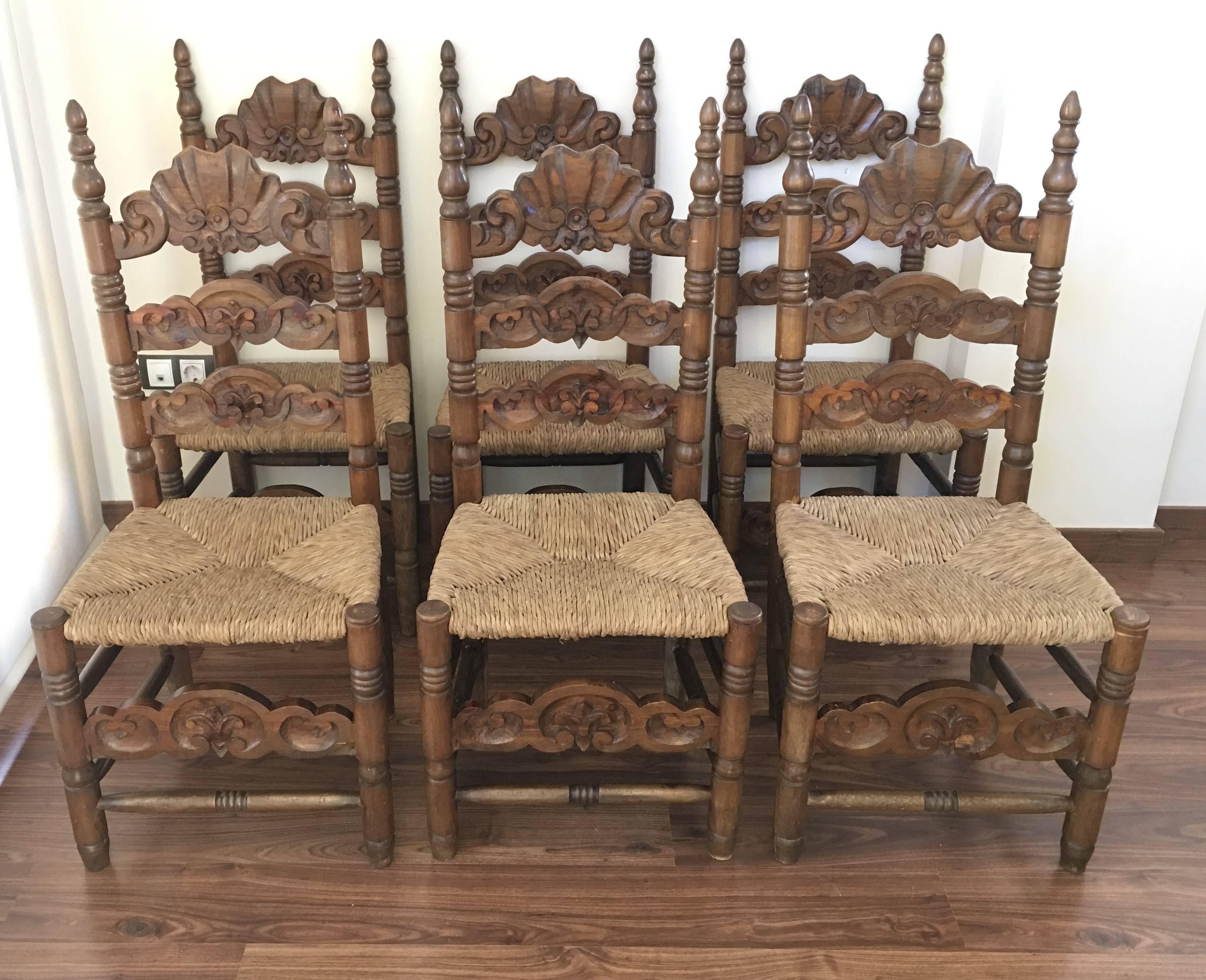 Set of six chairs, turned and carved wood, with straw seat of the 20th century.