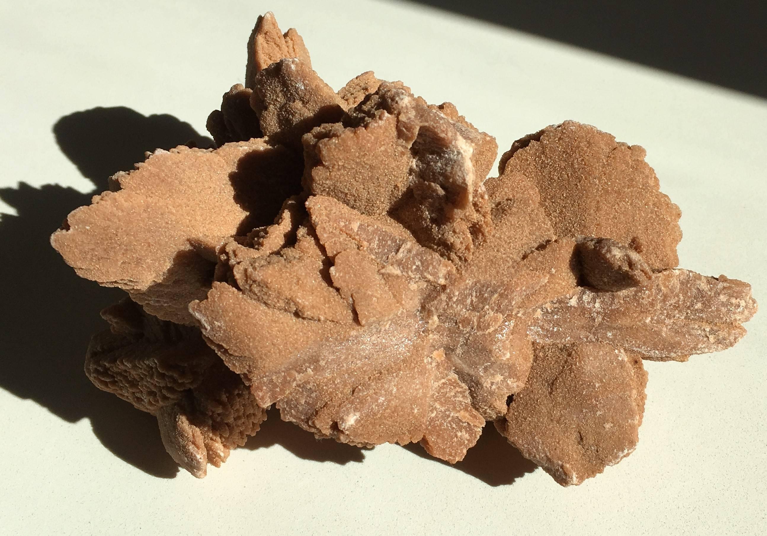 Pierre Formation en cristal alexandrite rose du désert en vente