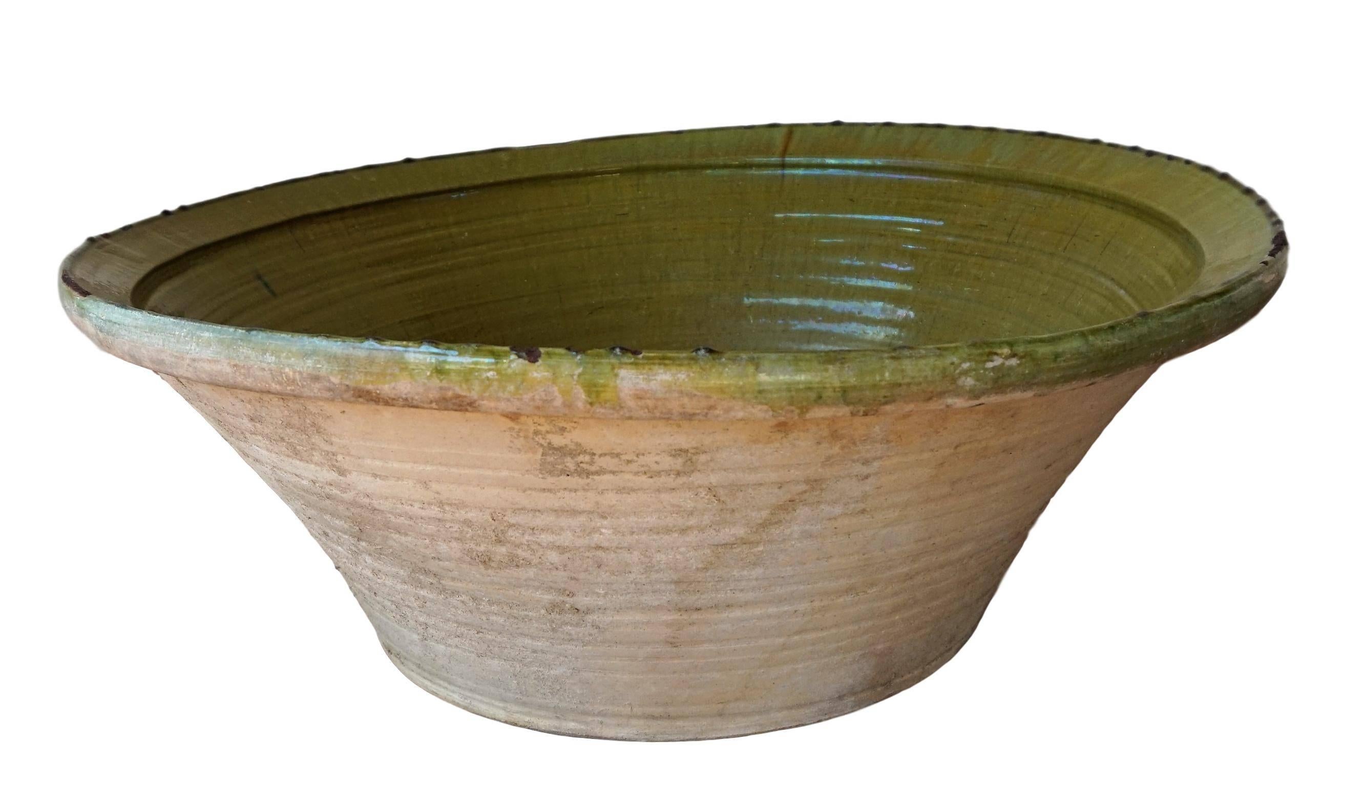 Grand bol en poterie de grès de couleur verte et crème, unique en son genre, jeté et émaillé à la main. Épais et glacé.

Il s'agirait d'un excellent jeu d'eau intérieur ou extérieur. Il peut également être utilisé à l'intérieur ou à l'extérieur